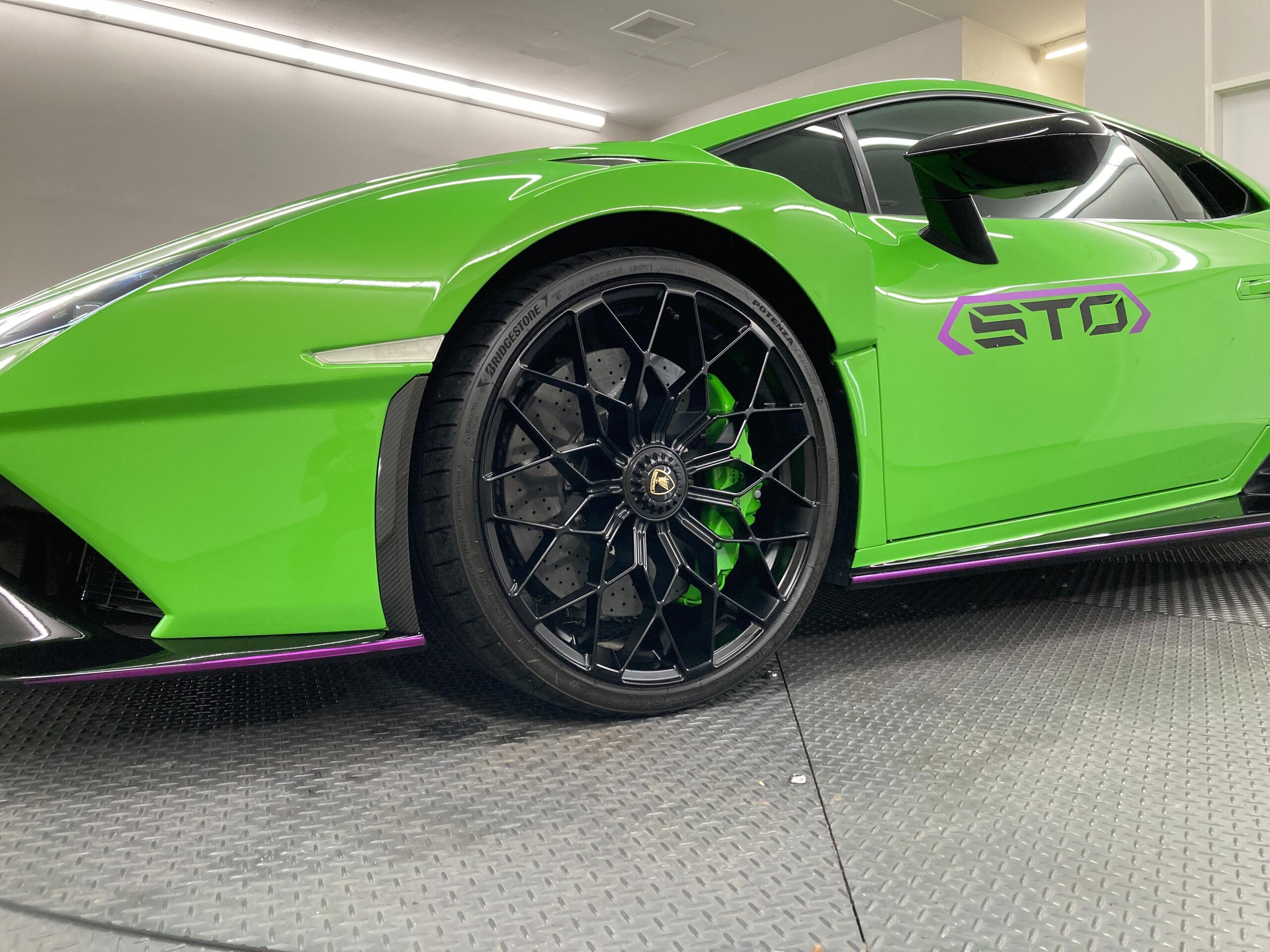 2022 Lamborghini Huracán STO — Photo 11 / 57