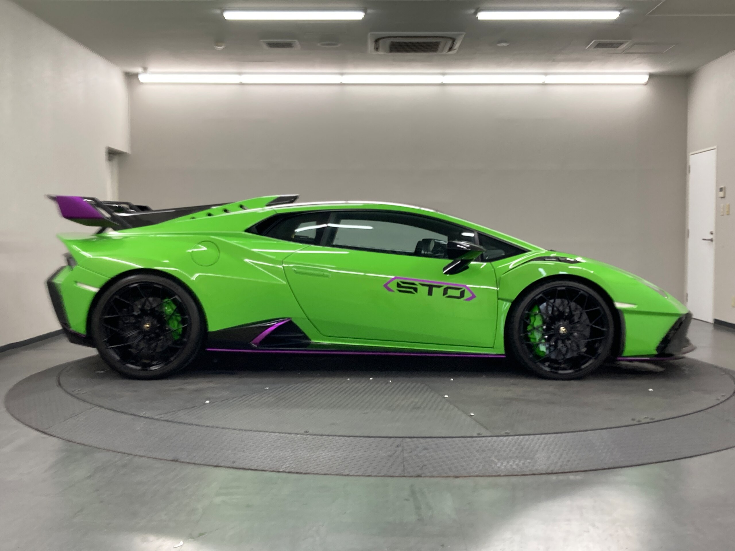 2022 Lamborghini Huracán STO — Photo 18 / 57