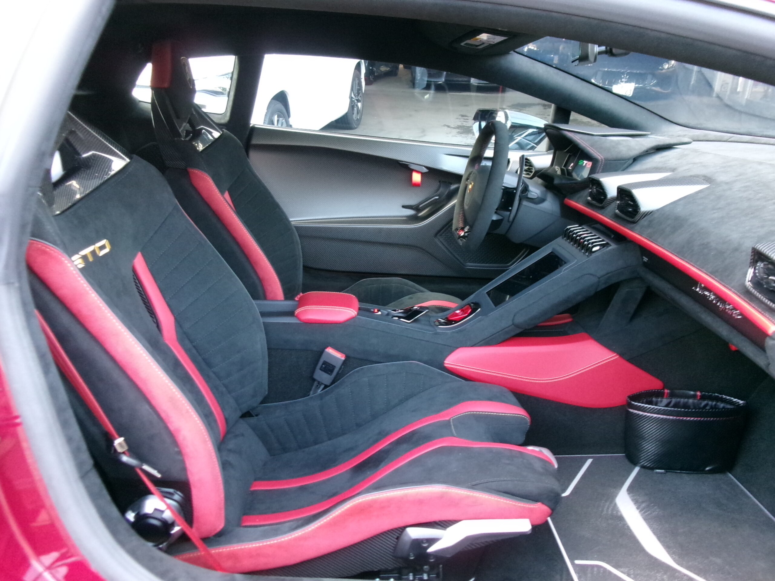 2023 Lamborghini Huracán STO — Photo 32 / 44