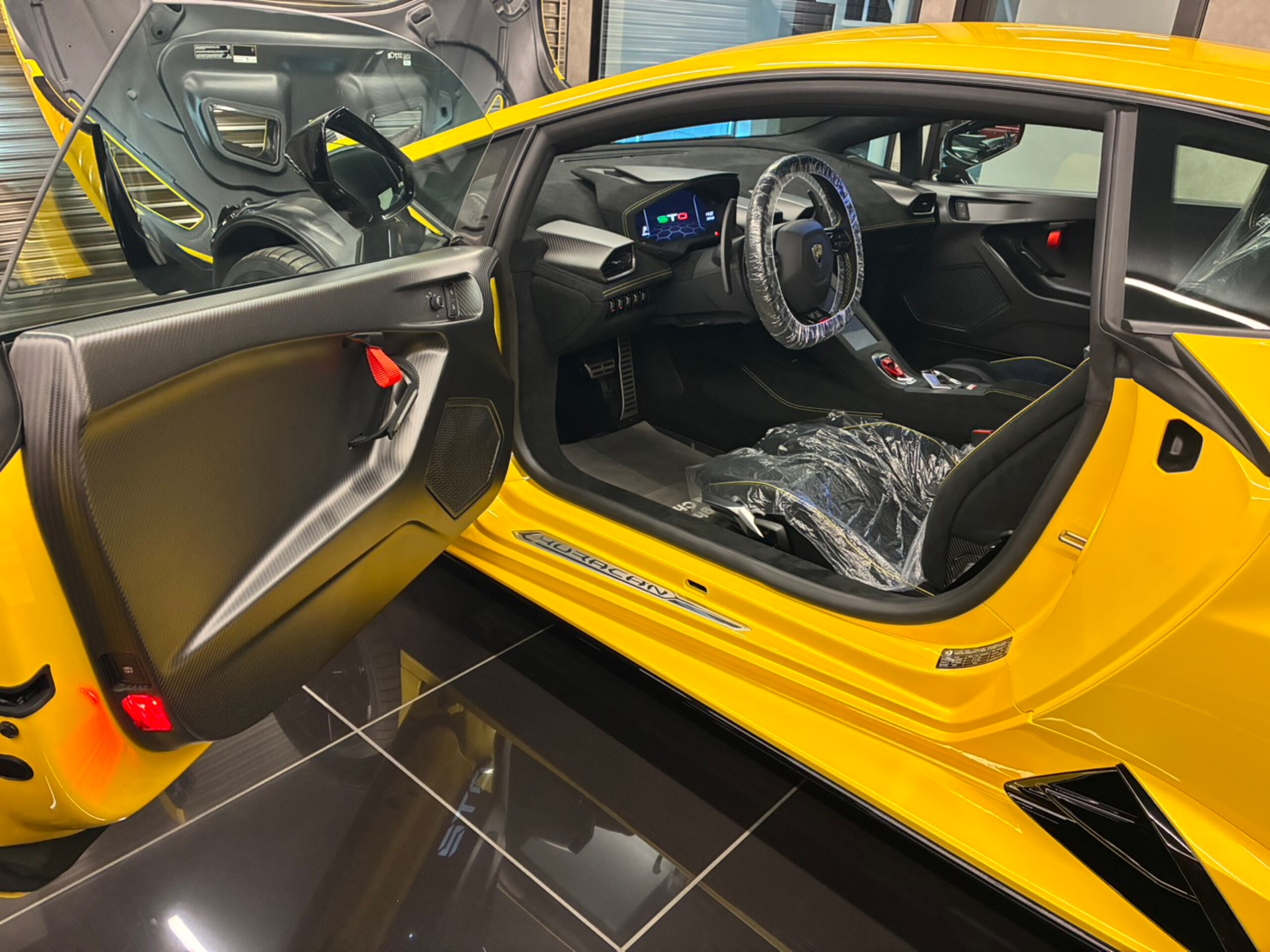 2023 Lamborghini Huracán STO — Photo 31 / 41