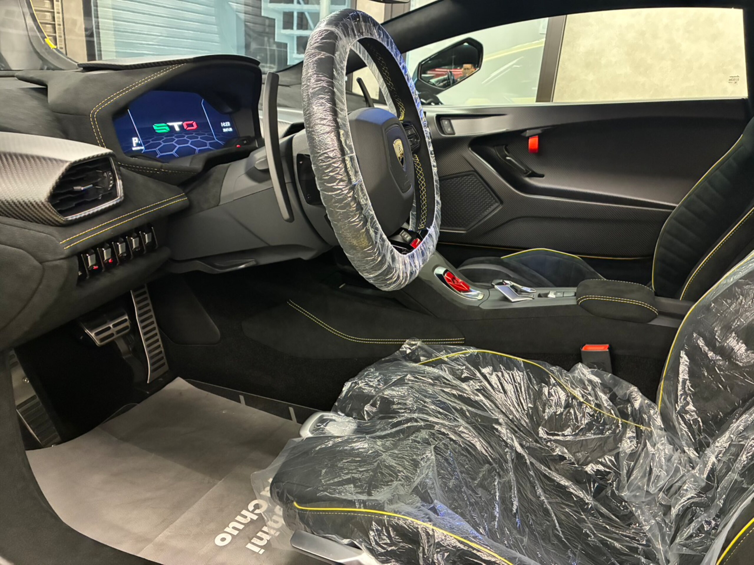 2023 Lamborghini Huracán STO — Photo 32 / 41