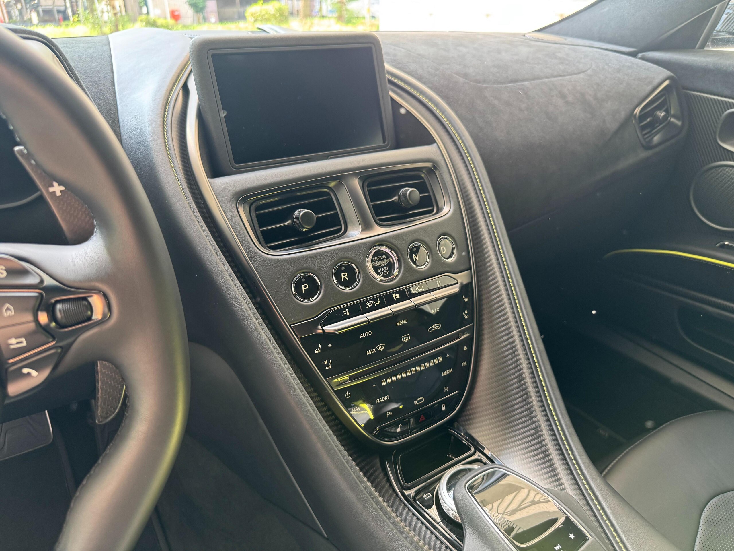 2024 Aston Martin DBS Superleggera — Photo 28 / 38