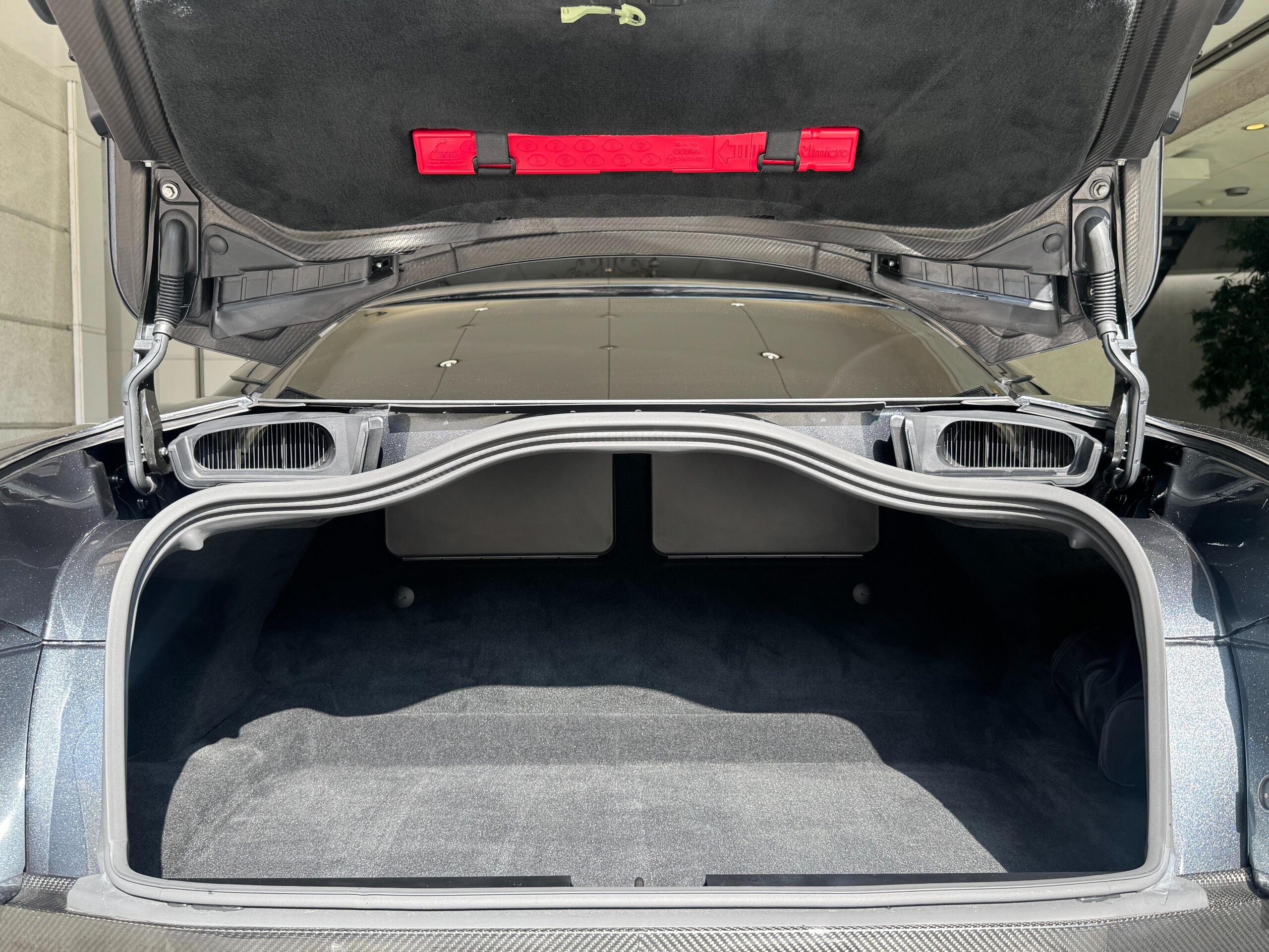 2024 Aston Martin DBS Superleggera — Photo 31 / 38