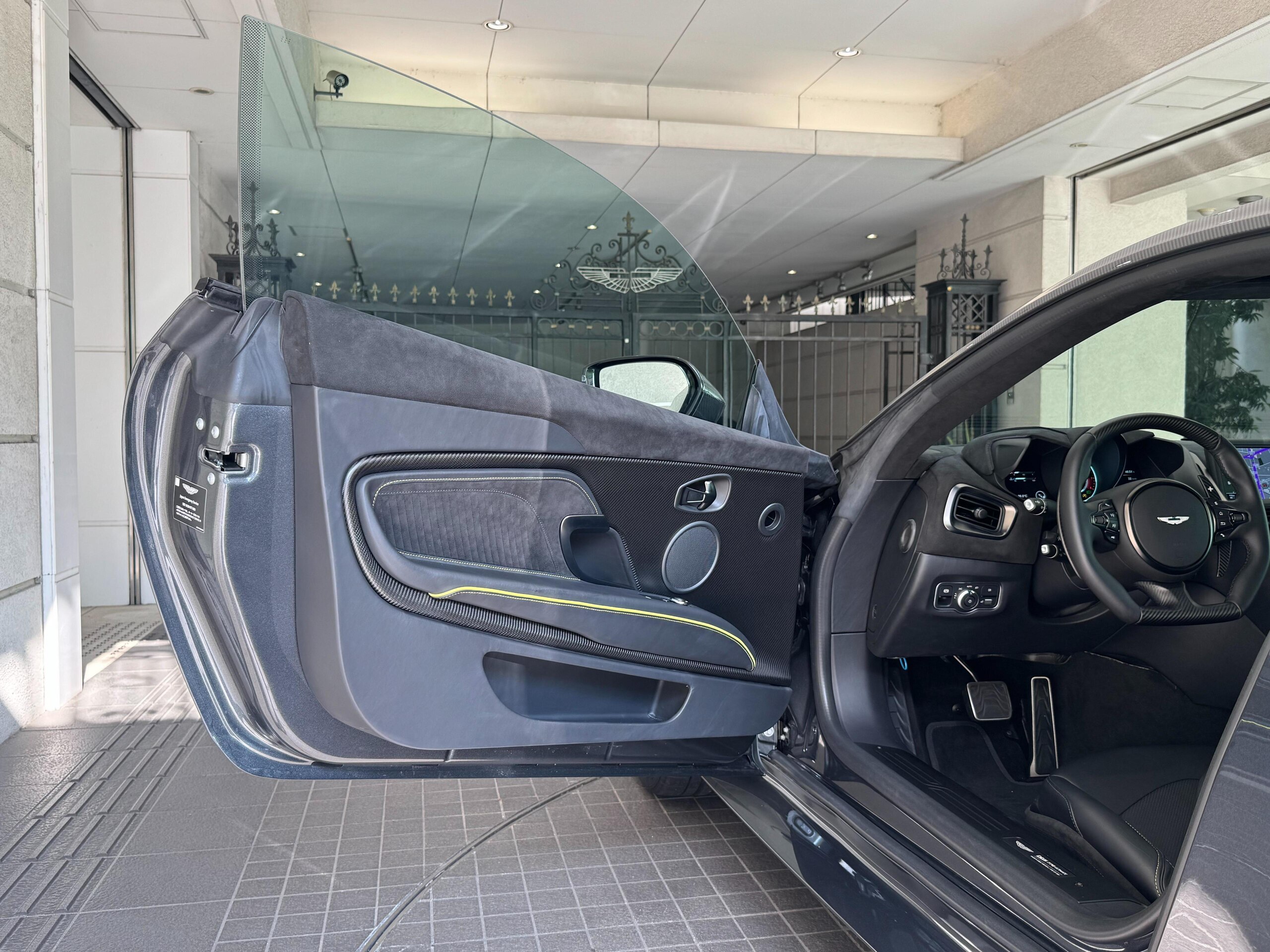 2024 Aston Martin DBS Superleggera — Photo 32 / 38