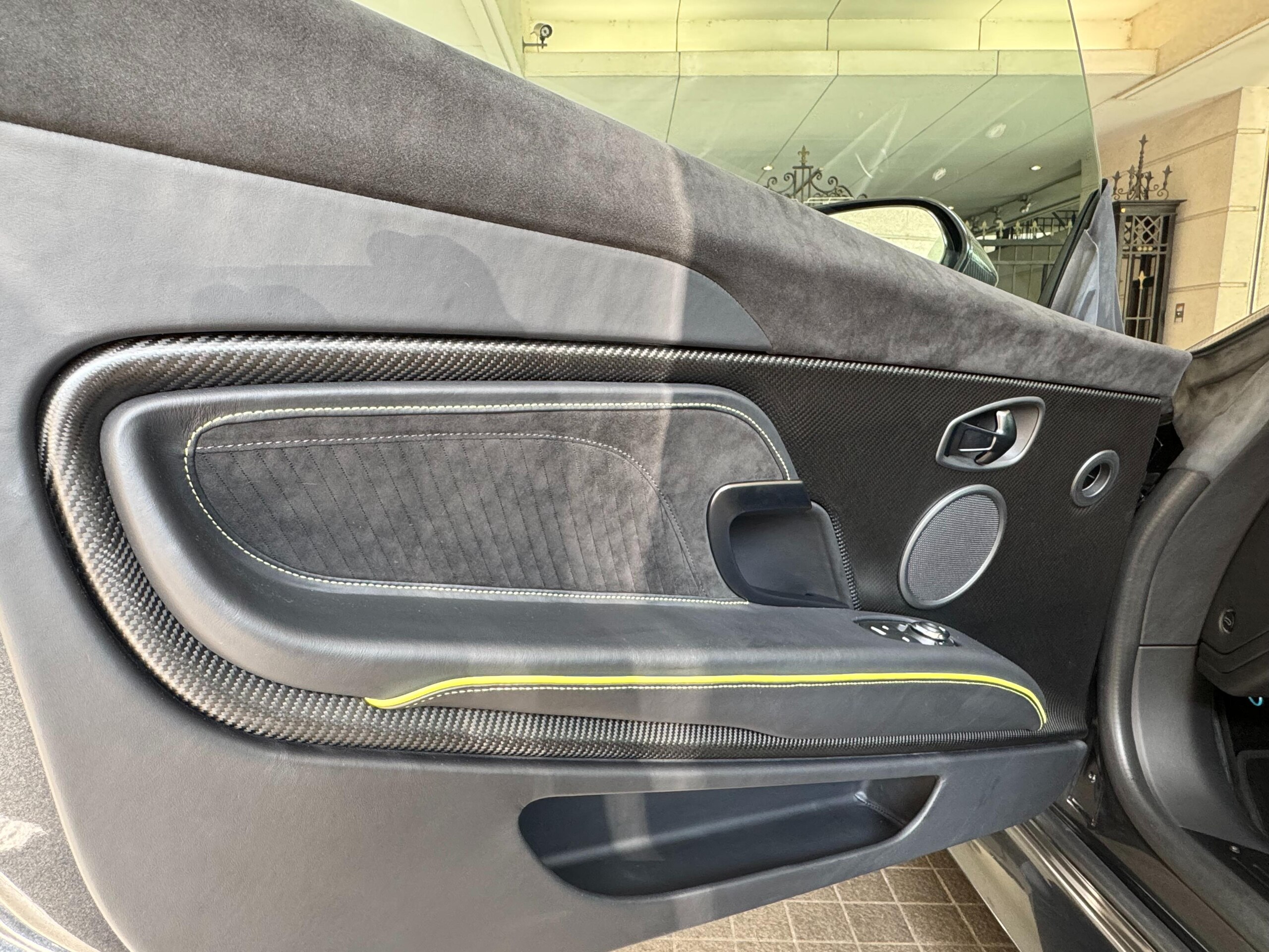 2024 Aston Martin DBS Superleggera — Photo 33 / 38