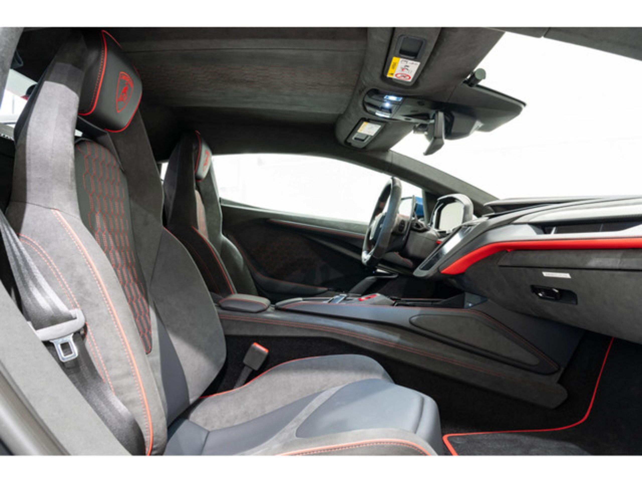 2024 Lamborghini Revuelto — Photo 8 / 19