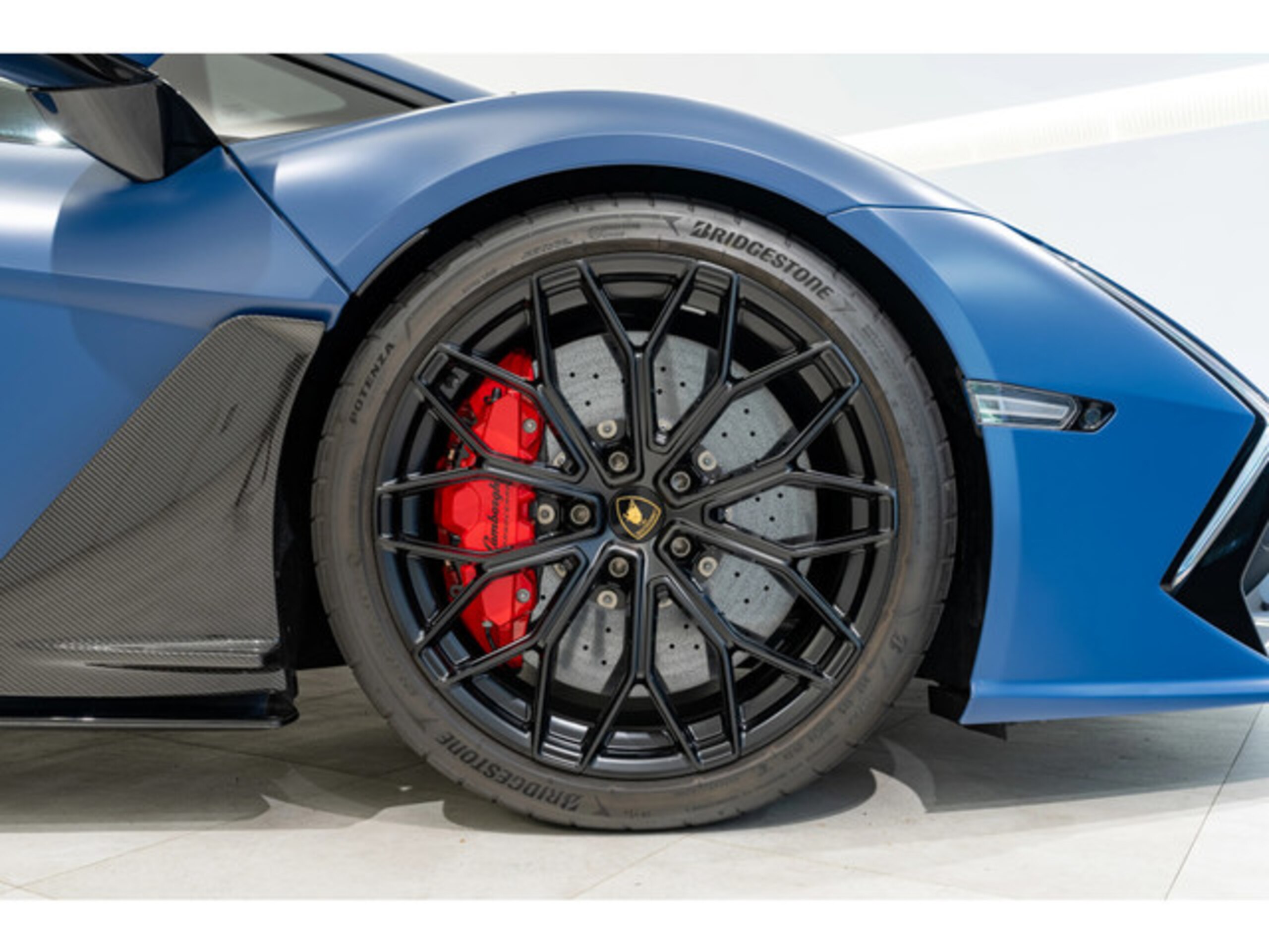 2024 Lamborghini Revuelto — Photo 10 / 19