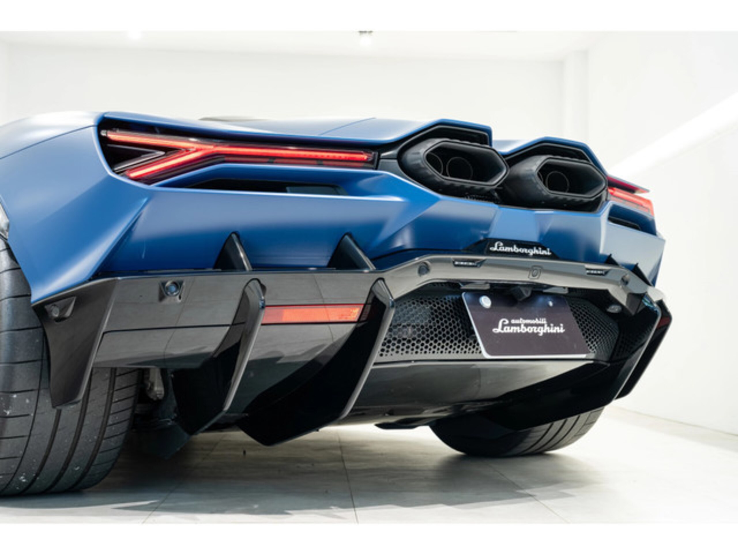 2024 Lamborghini Revuelto — Photo 17 / 19