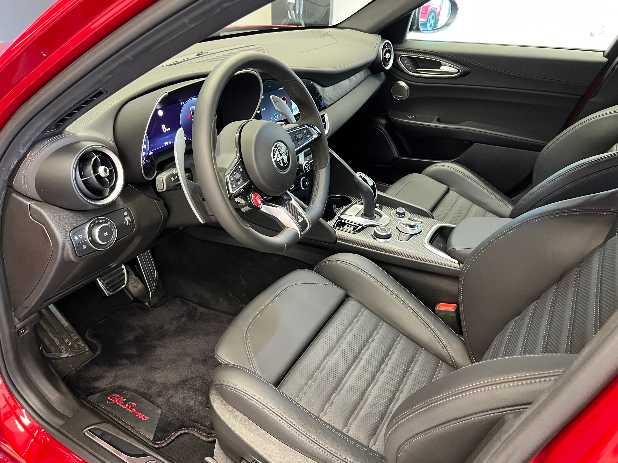 2025 Alfa Romeo Giulia Quadrifoglio — Photo 6 / 53