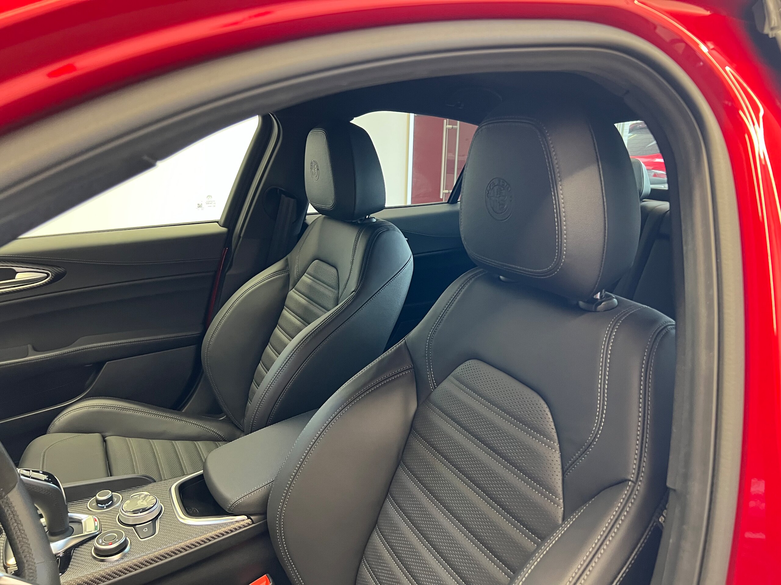 2025 Alfa Romeo Giulia Quadrifoglio — Photo 7 / 53