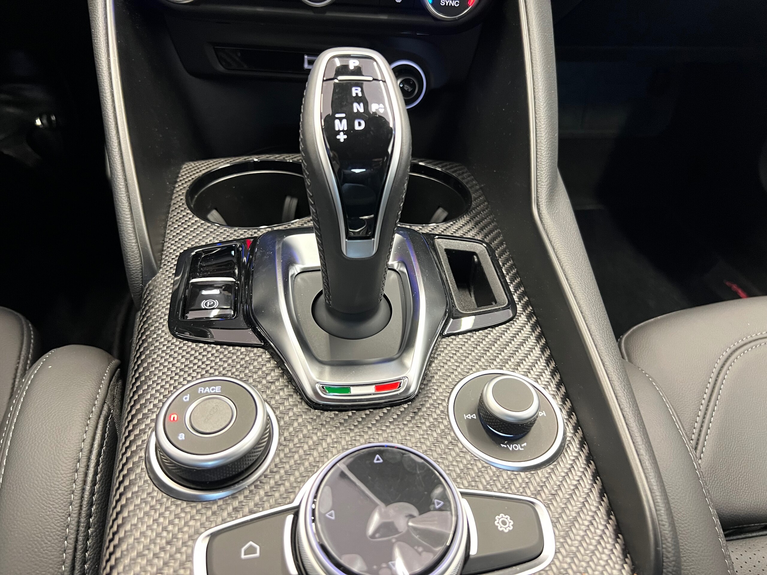 2025 Alfa Romeo Giulia Quadrifoglio — Photo 8 / 53