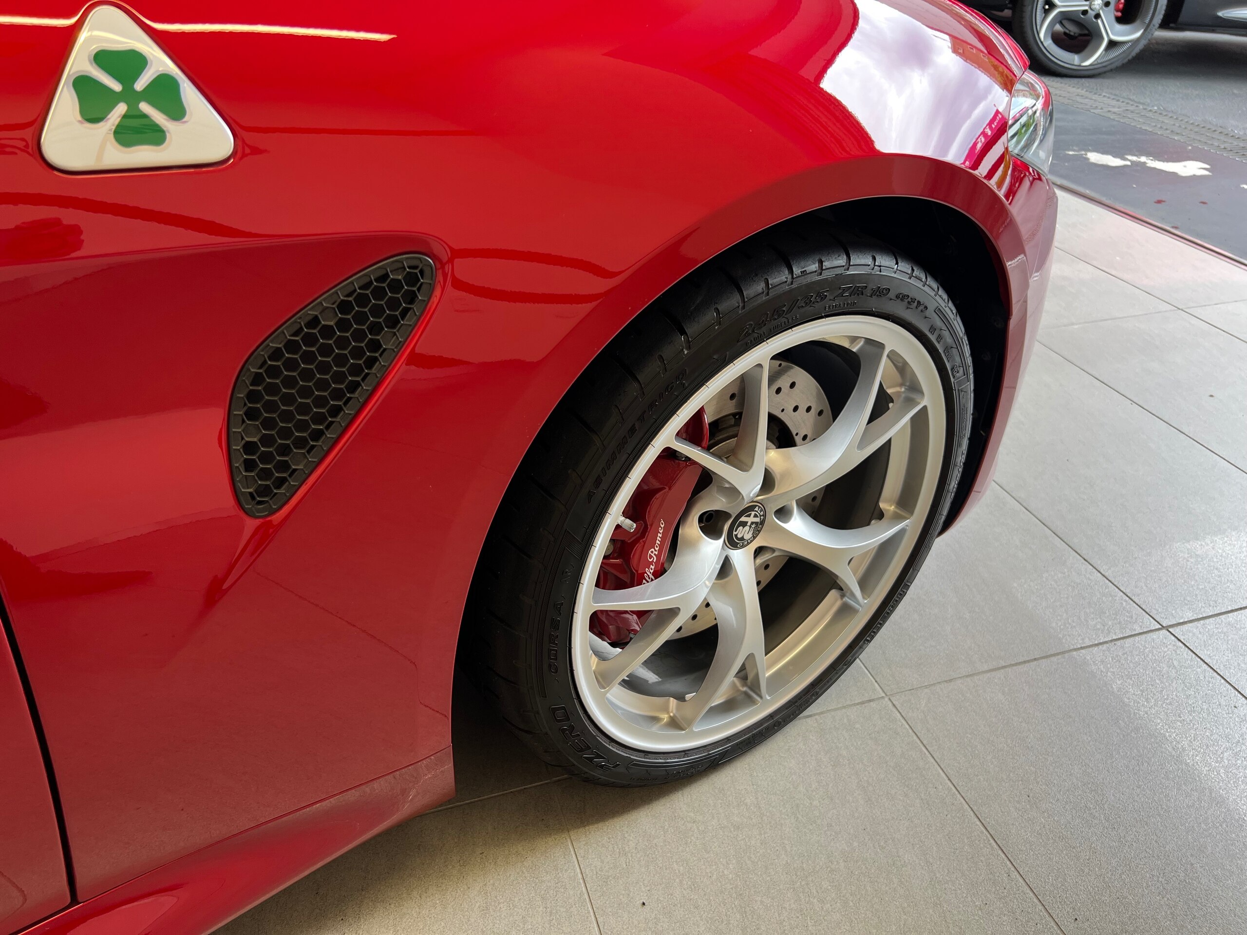 2025 Alfa Romeo Giulia Quadrifoglio — Photo 17 / 53
