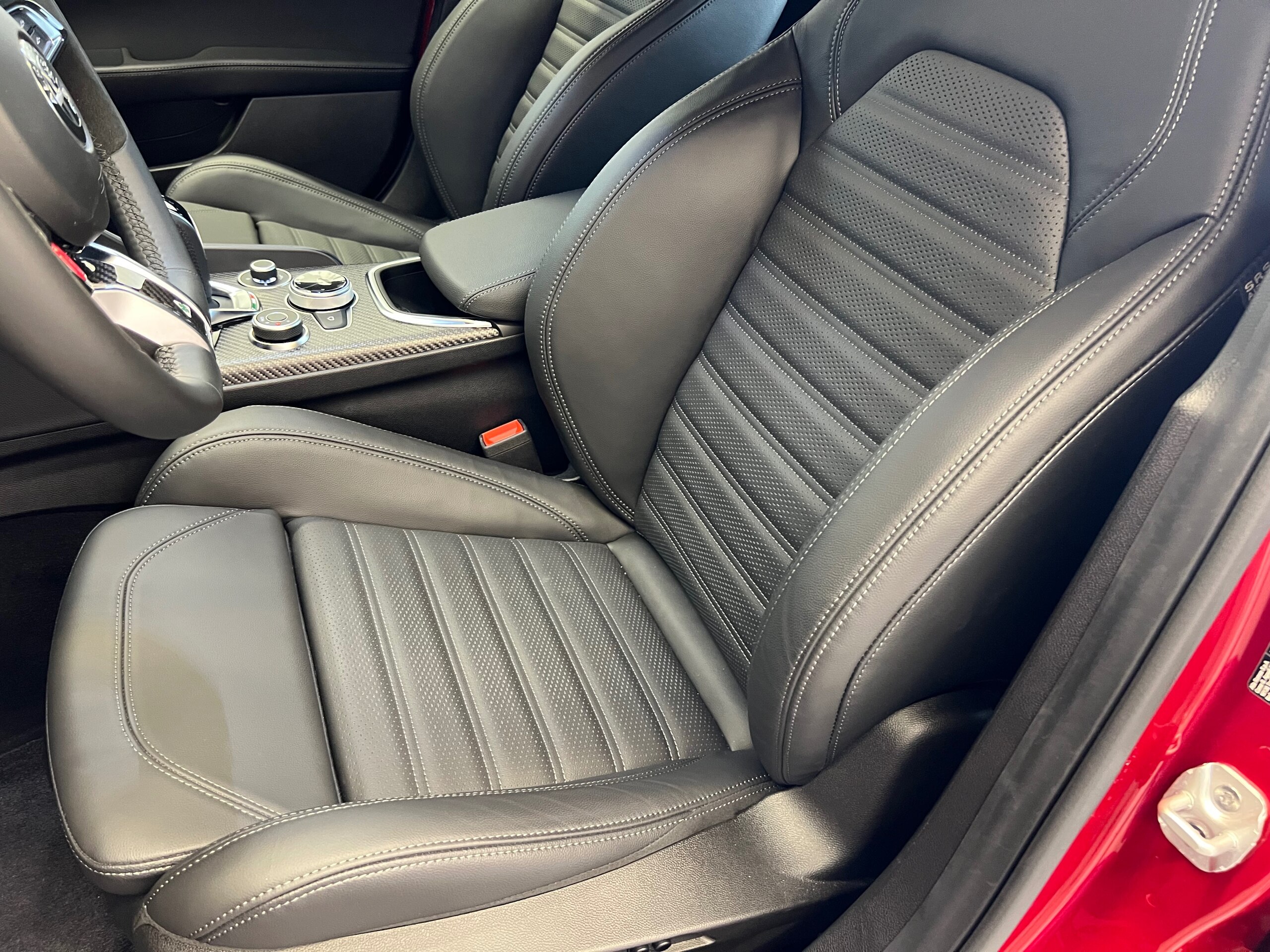 2025 Alfa Romeo Giulia Quadrifoglio — Photo 32 / 53