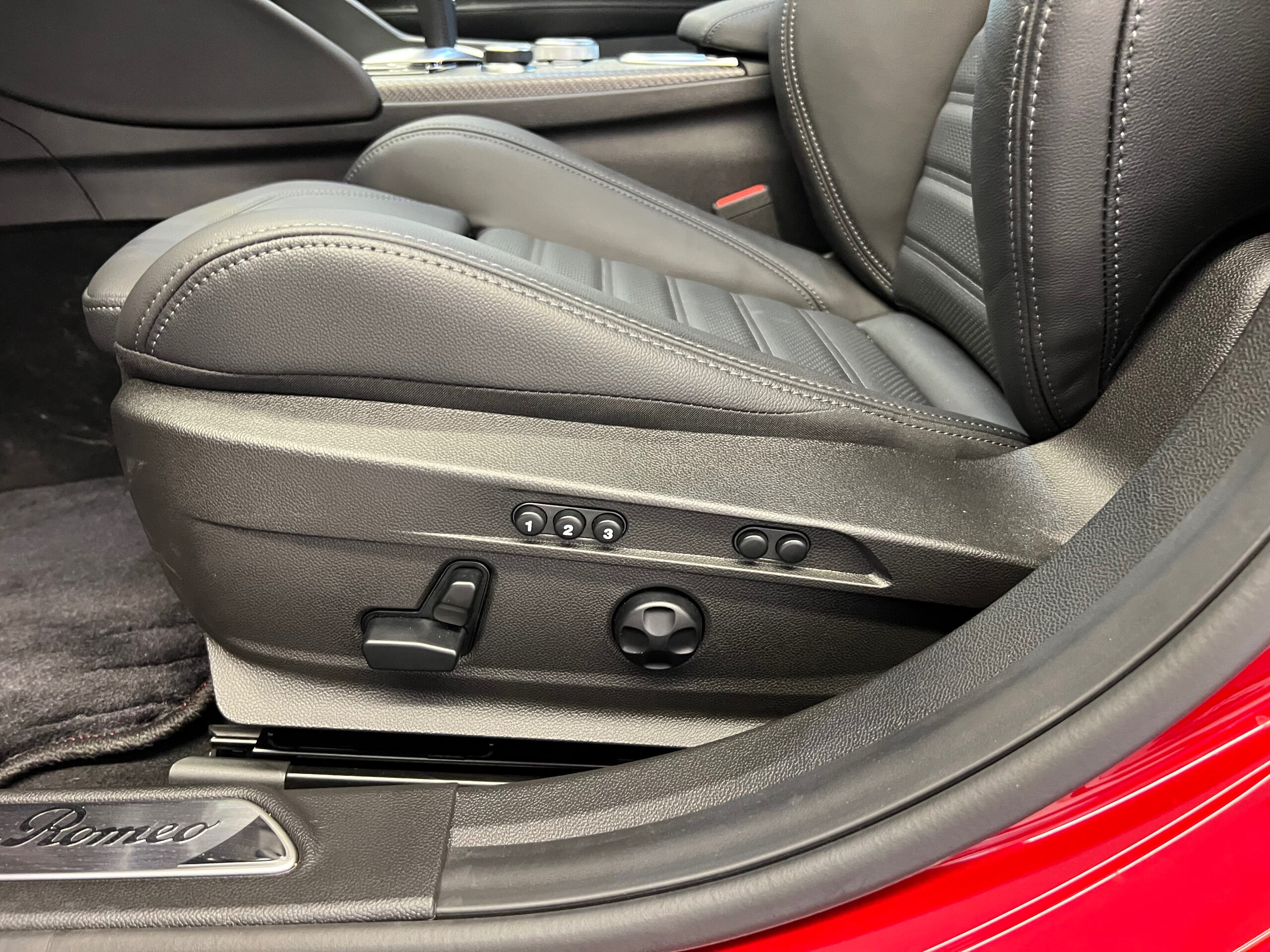 2025 Alfa Romeo Giulia Quadrifoglio — Photo 33 / 53