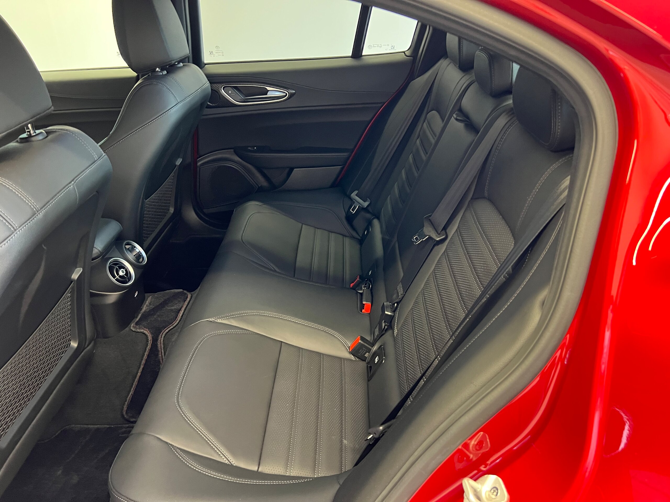 2025 Alfa Romeo Giulia Quadrifoglio — Photo 47 / 53