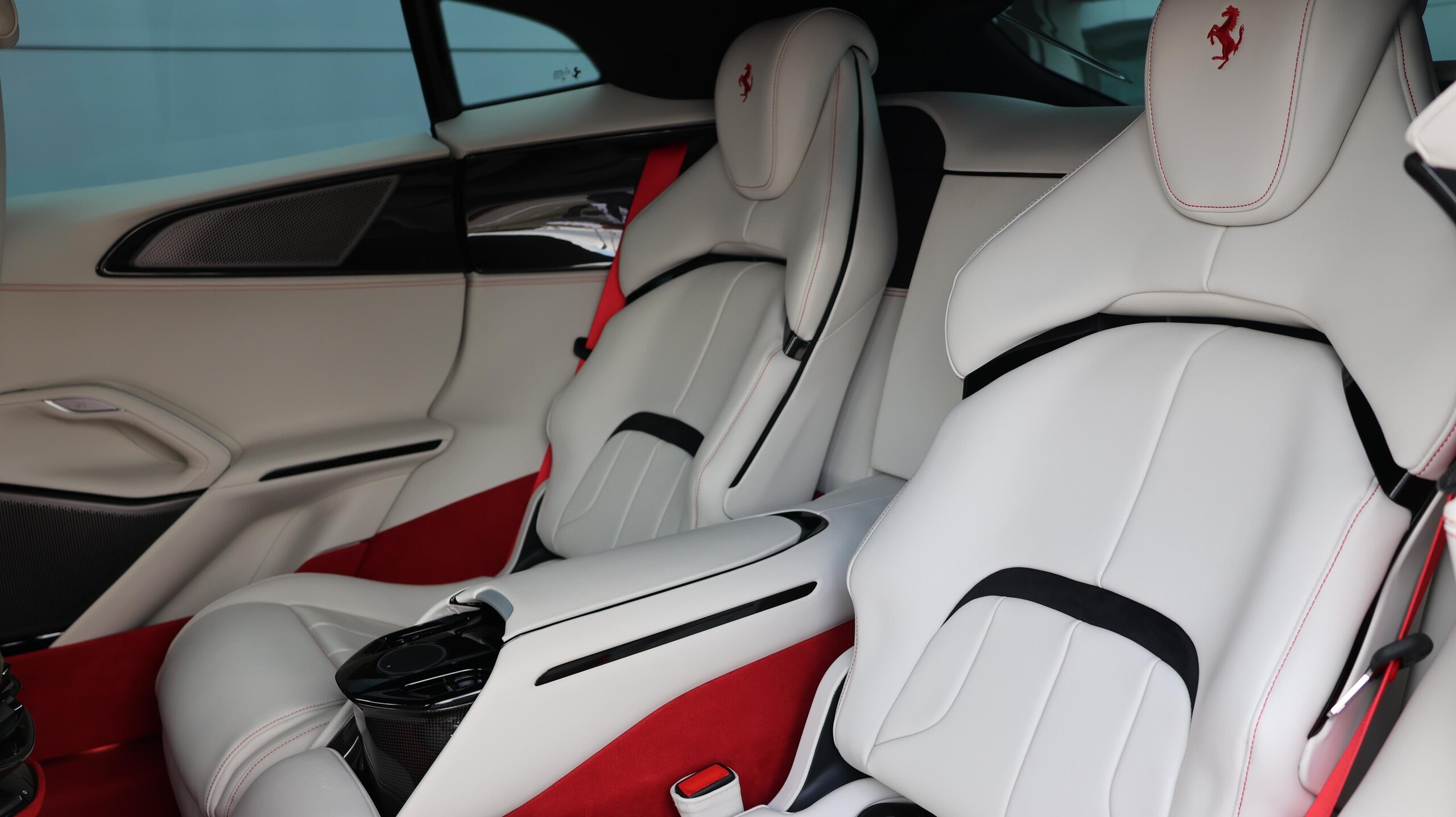 2025 Ferrari Purosangue — Photo 9 / 32