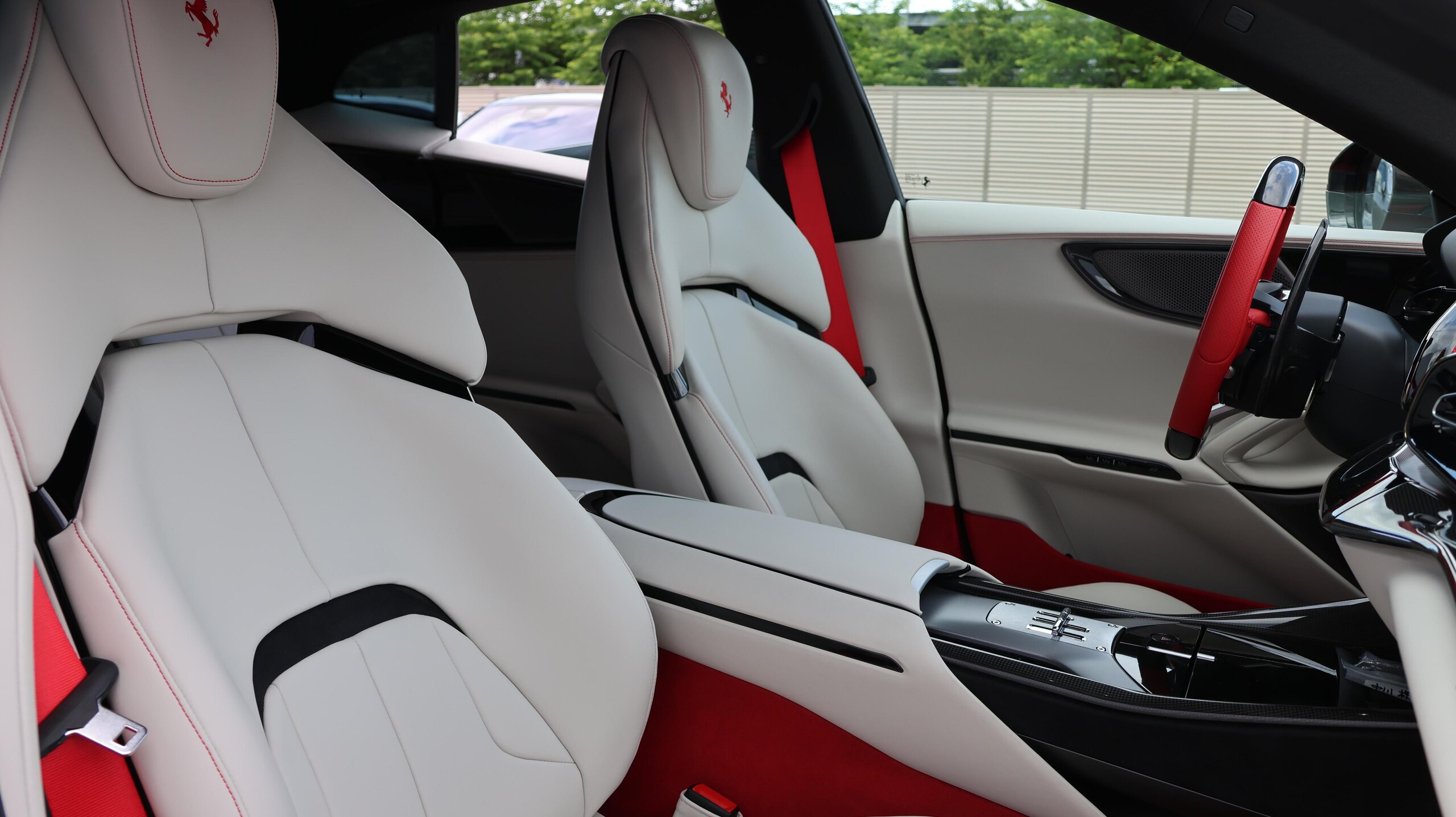 2025 Ferrari Purosangue — Photo 10 / 32