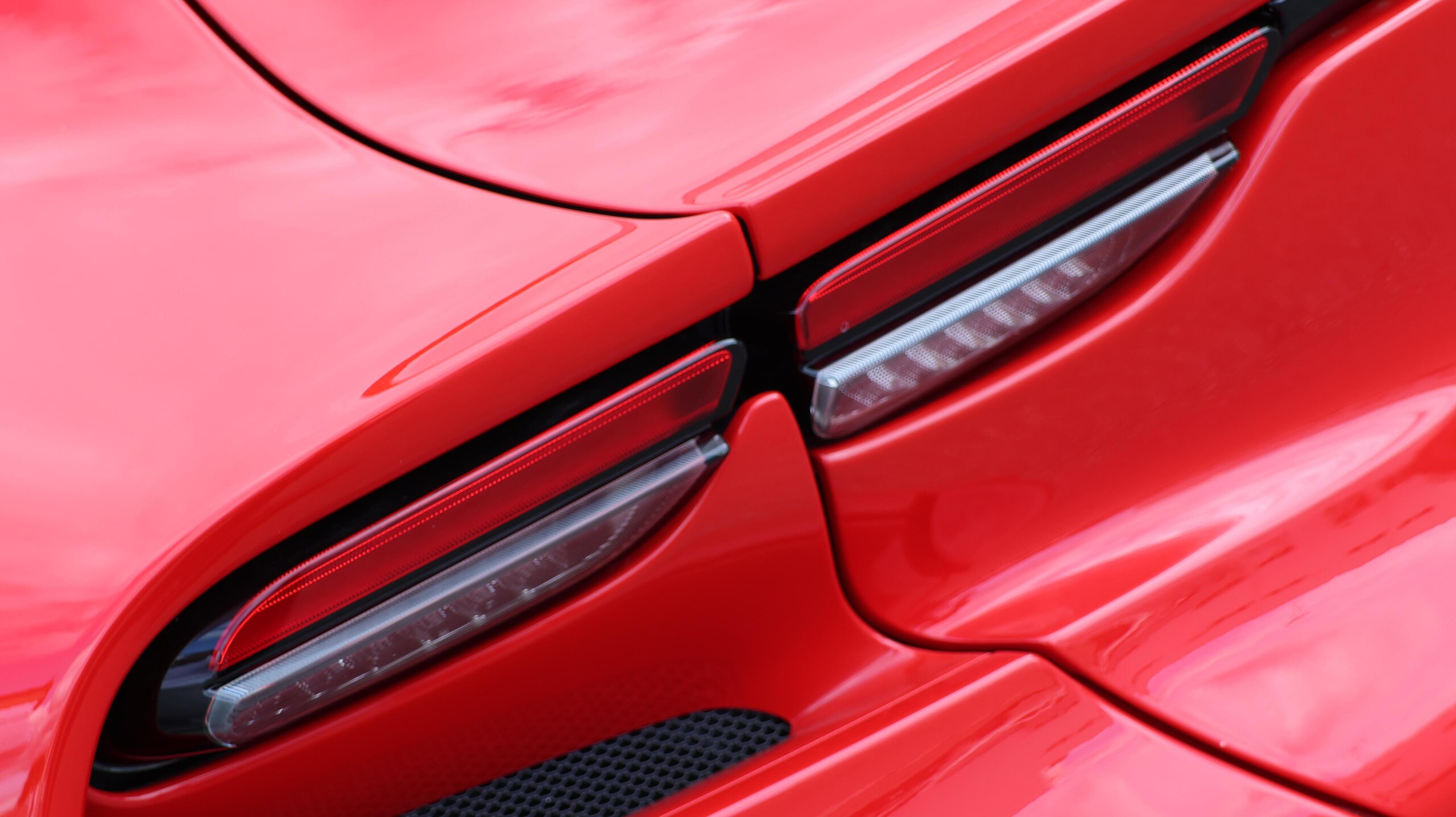 2025 Ferrari Purosangue — Photo 16 / 32