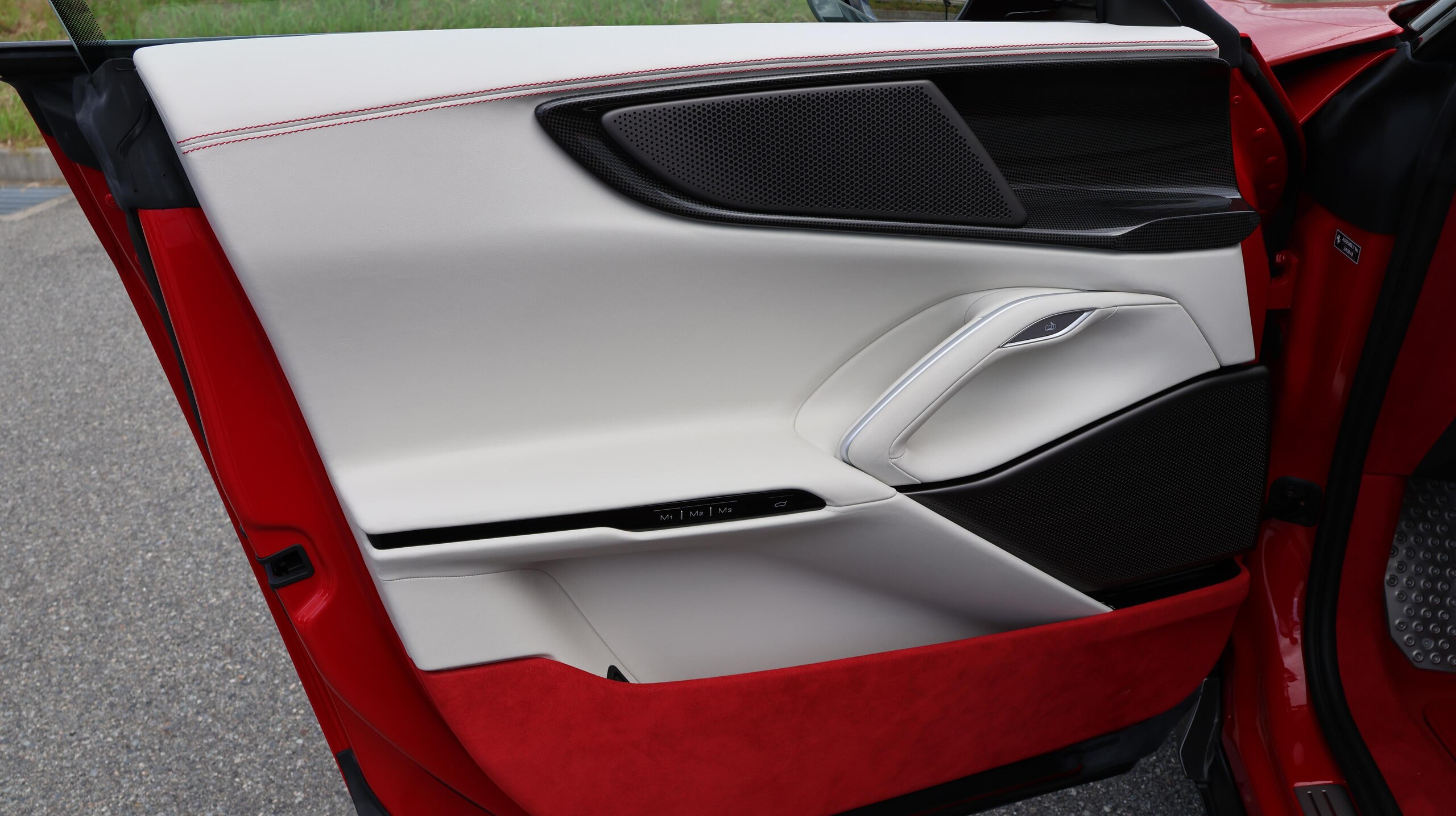 2025 Ferrari Purosangue — Photo 17 / 32