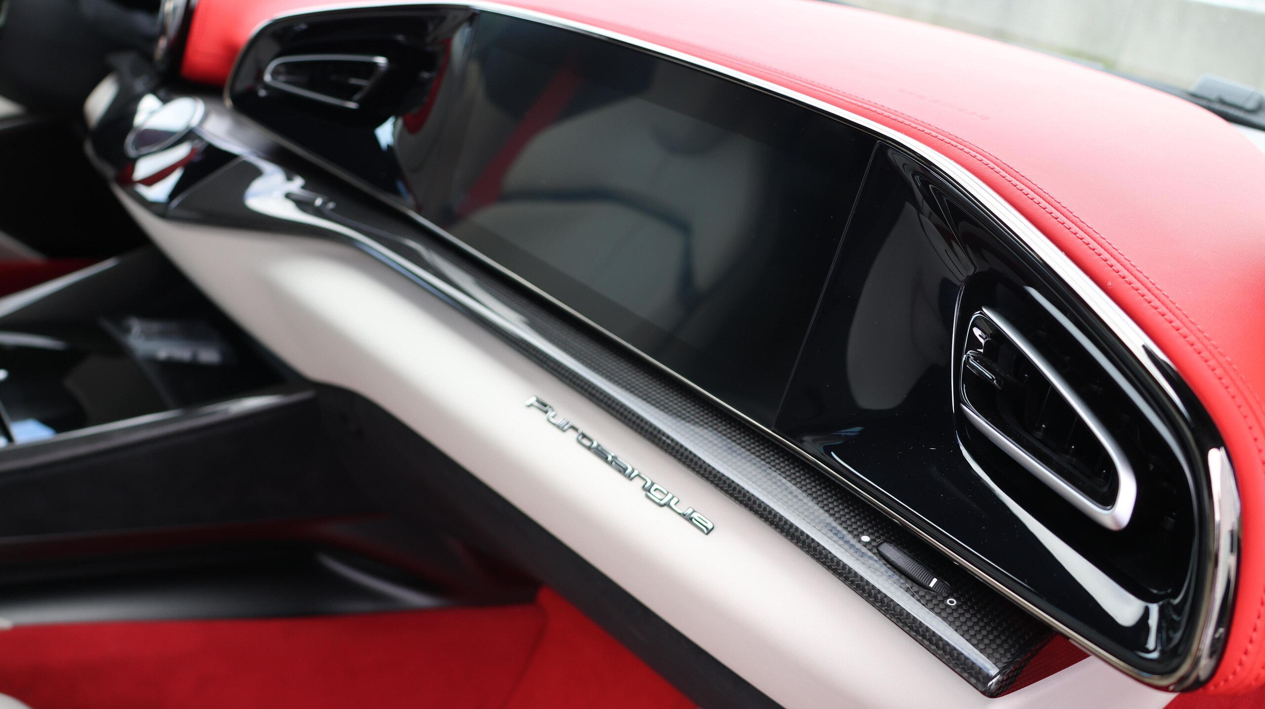 2025 Ferrari Purosangue — Photo 20 / 32