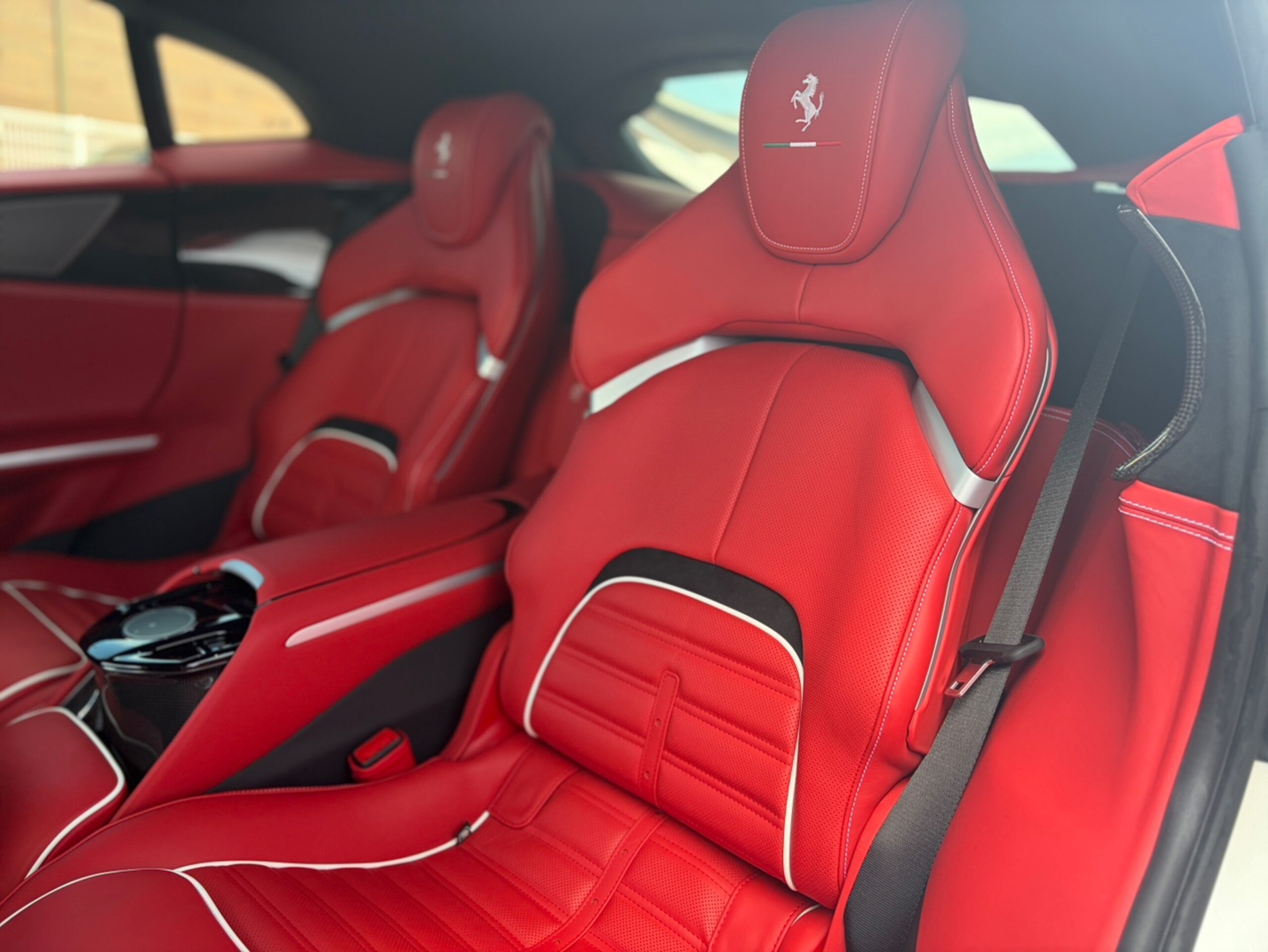 2025 Ferrari Purosangue — Photo 11 / 36