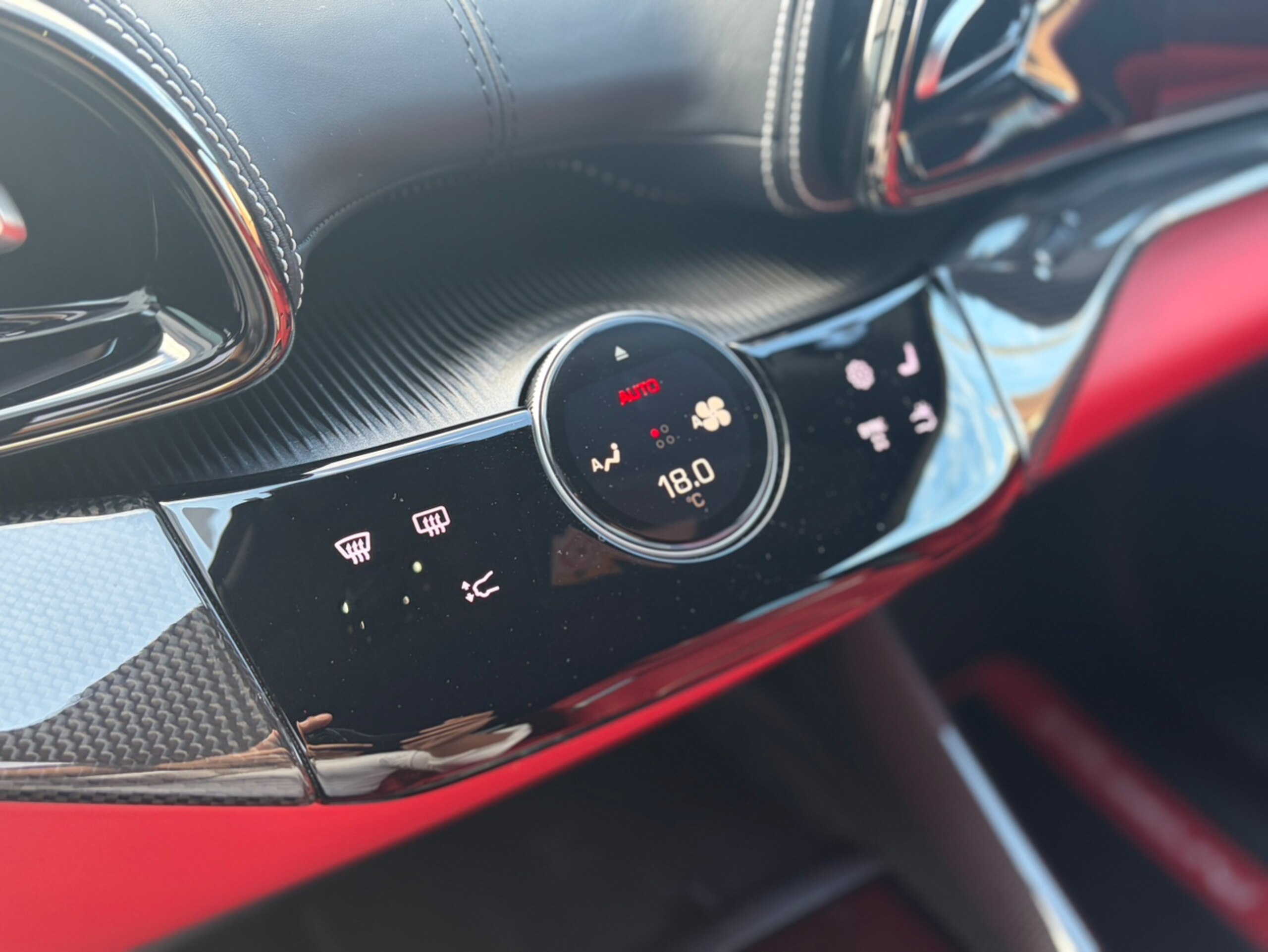 2025 Ferrari Purosangue — Photo 24 / 36