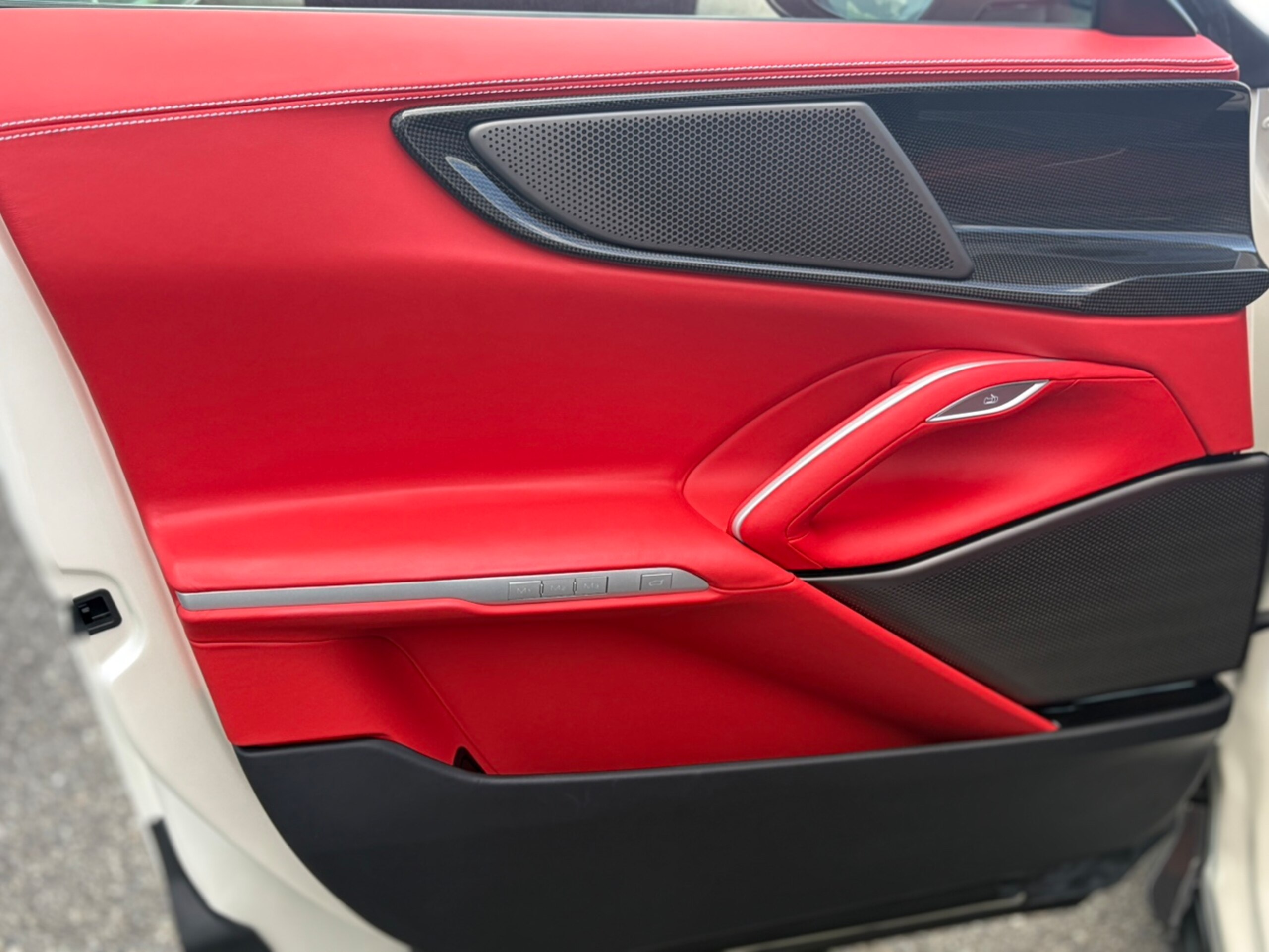 2025 Ferrari Purosangue — Photo 31 / 36