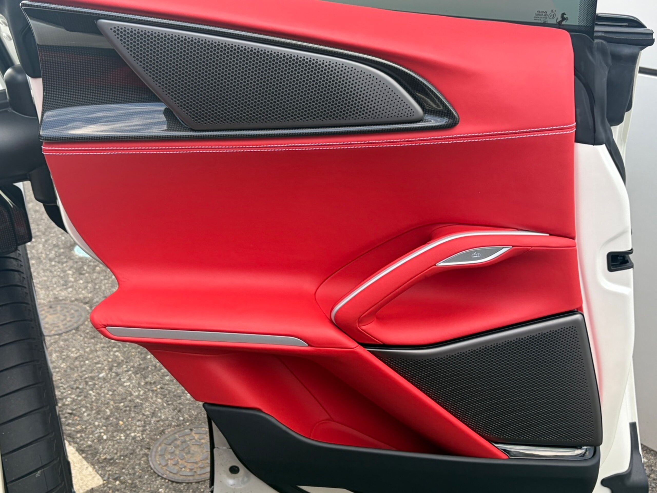 2025 Ferrari Purosangue — Photo 32 / 36