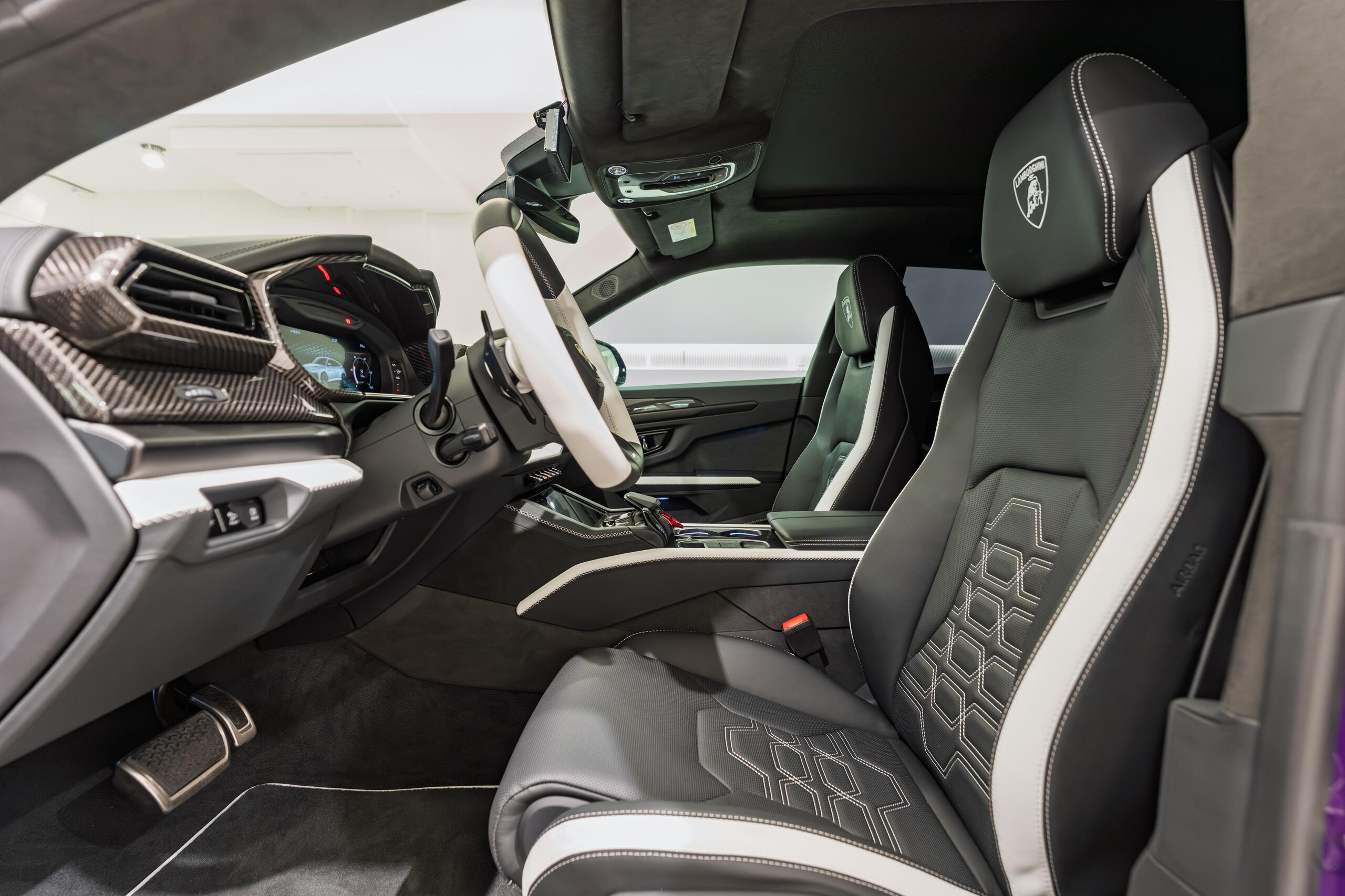 2025 Lamborghini Urus SE — Photo 6 / 31