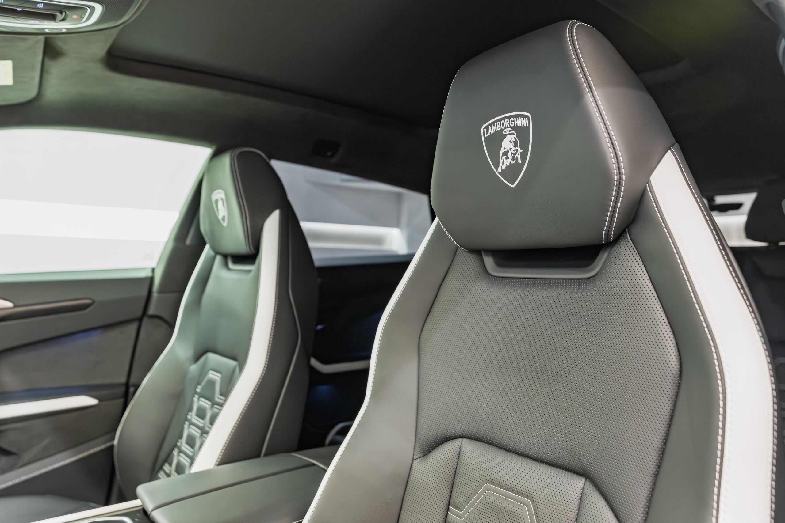 2025 Lamborghini Urus SE — Photo 7 / 31