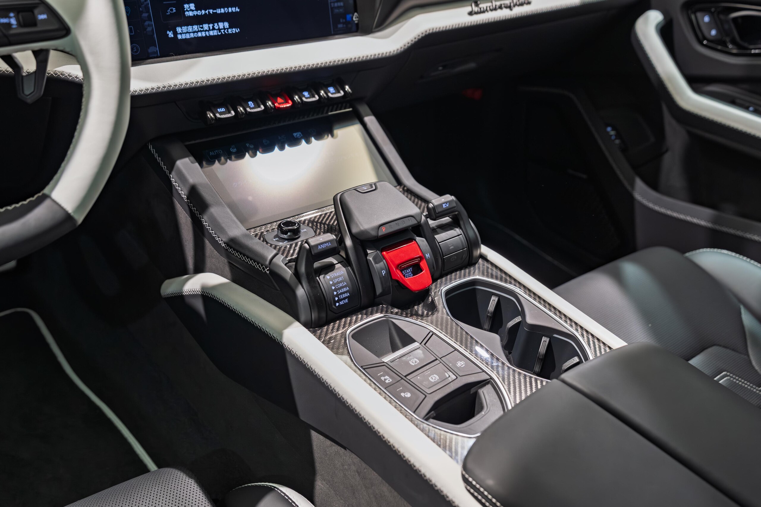 2025 Lamborghini Urus SE — Photo 8 / 31