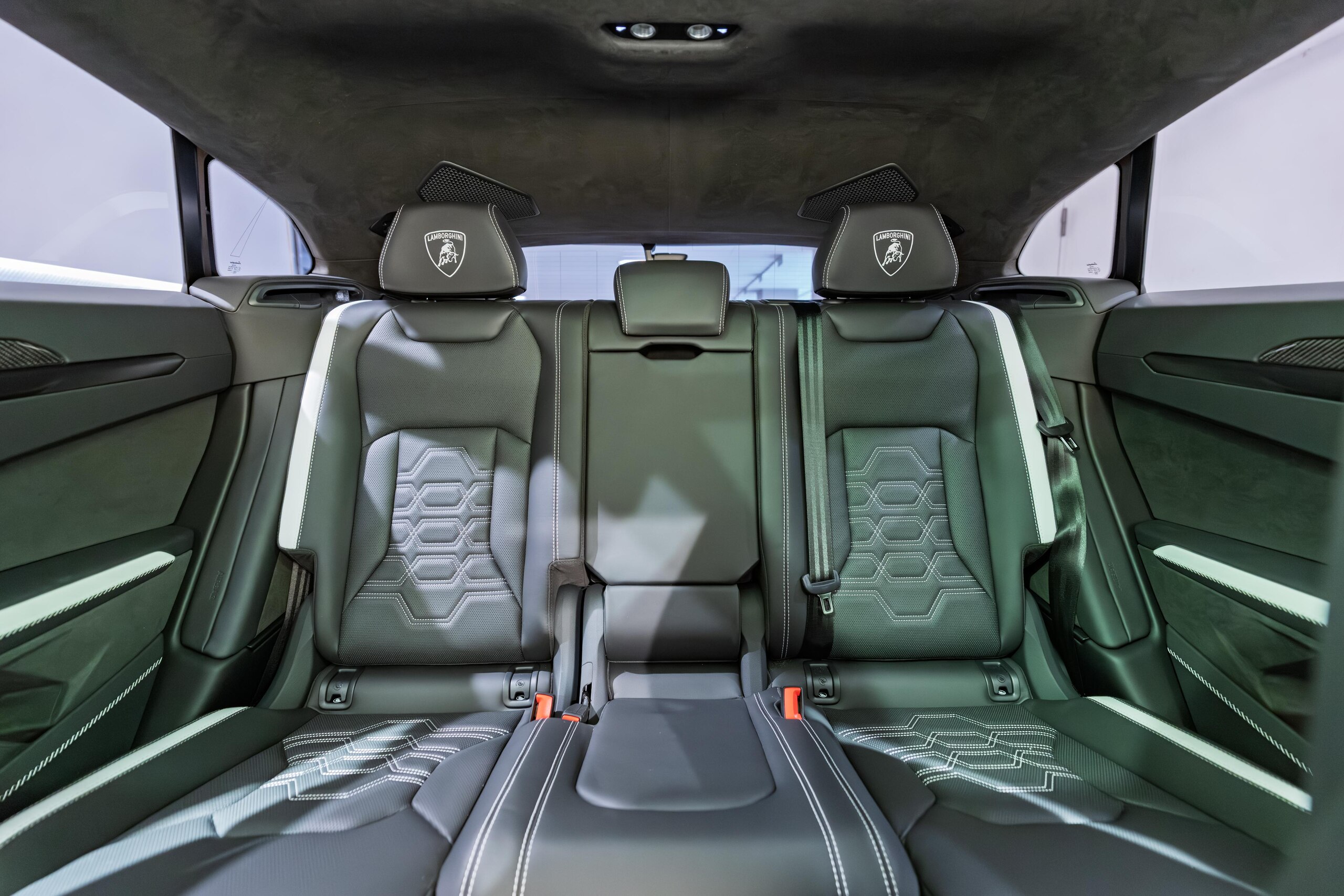 2025 Lamborghini Urus SE — Photo 9 / 31