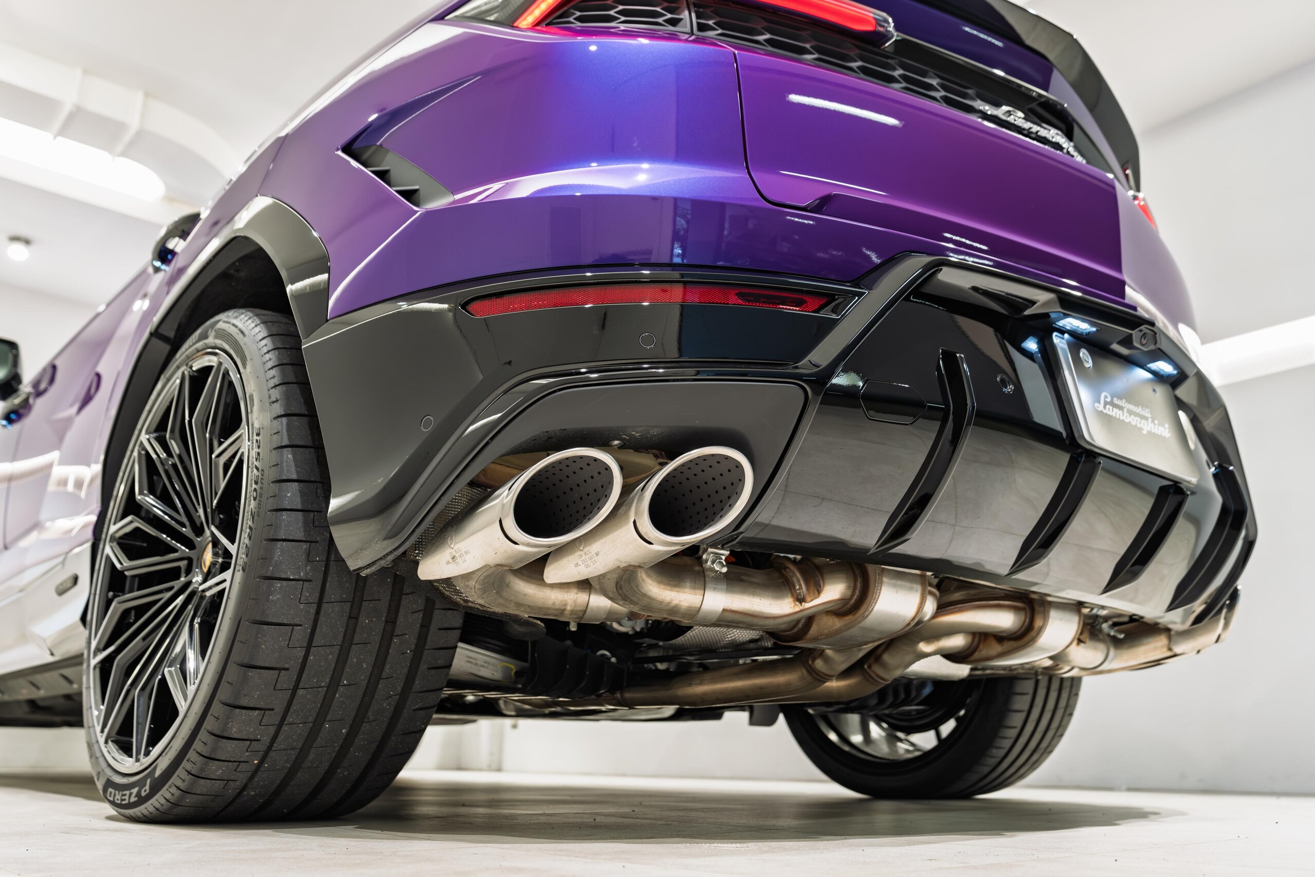 2025 Lamborghini Urus SE — Photo 10 / 31