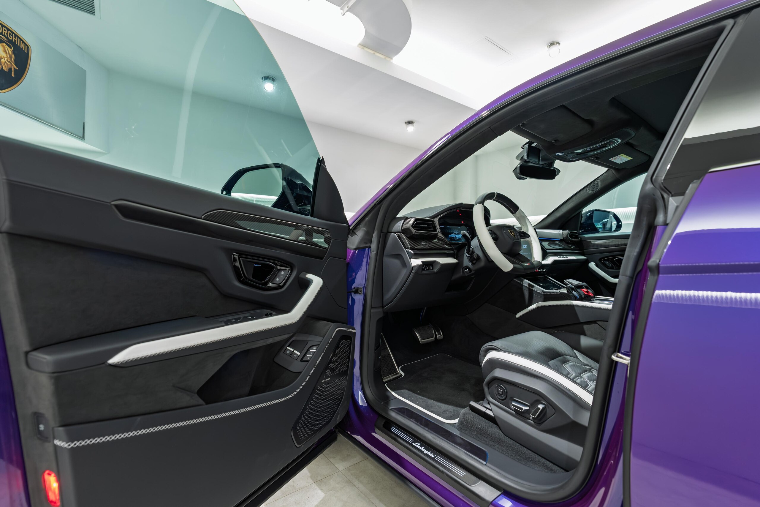 2025 Lamborghini Urus SE — Photo 11 / 31