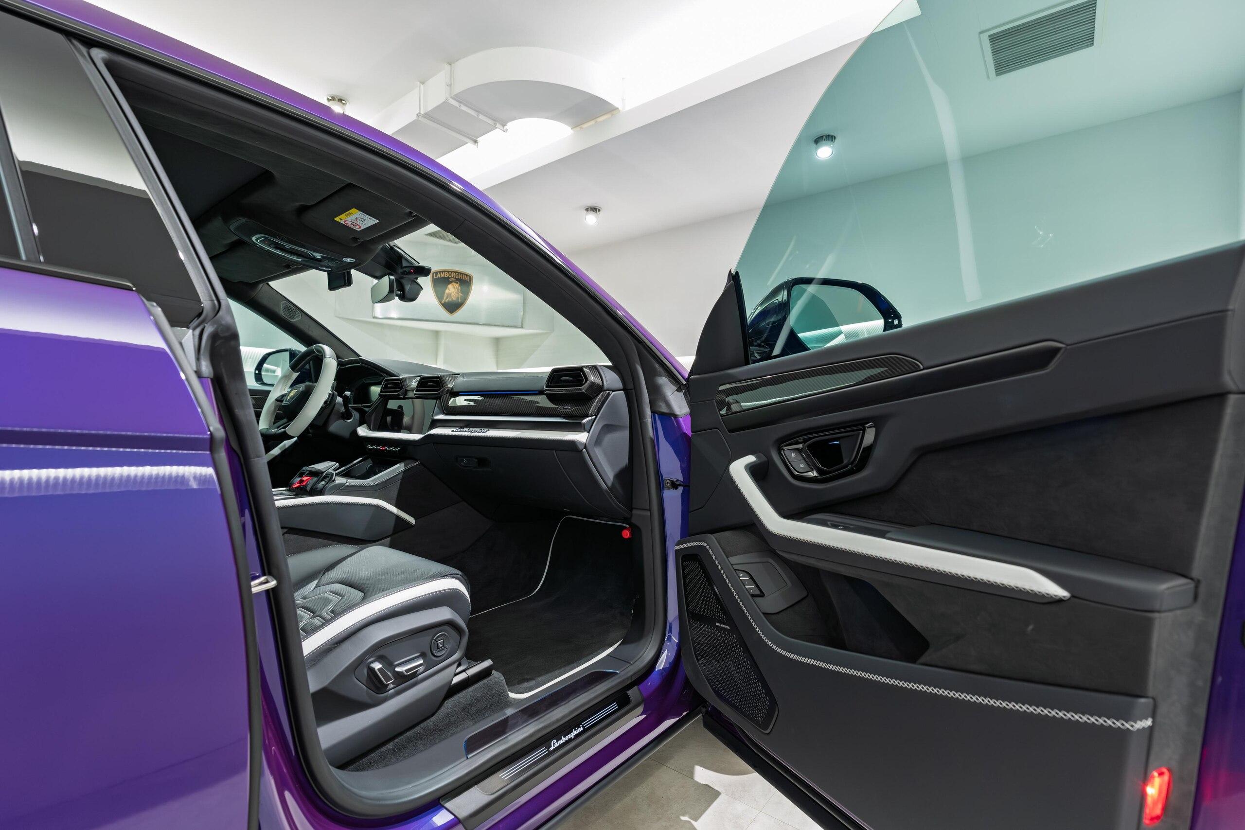 2025 Lamborghini Urus SE — Photo 12 / 31