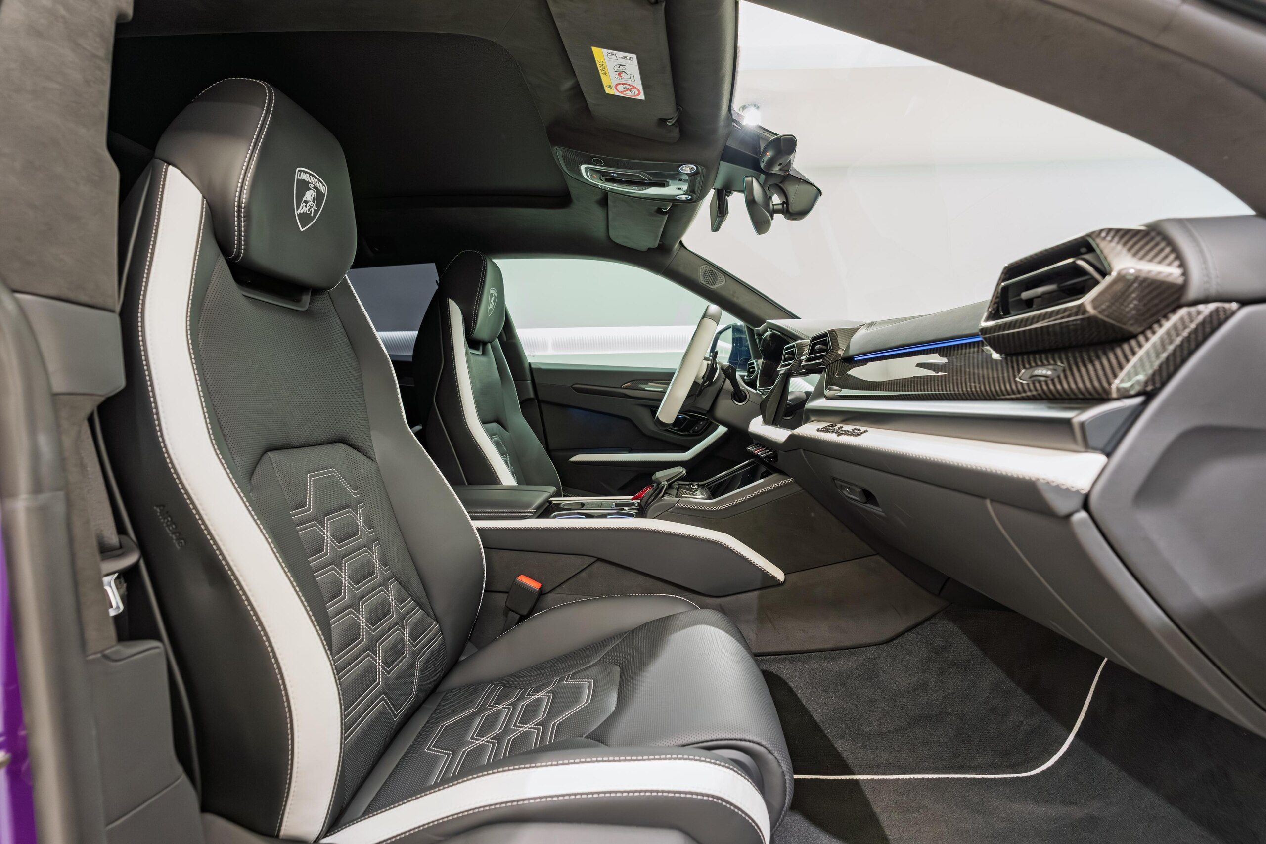 2025 Lamborghini Urus SE — Photo 13 / 31