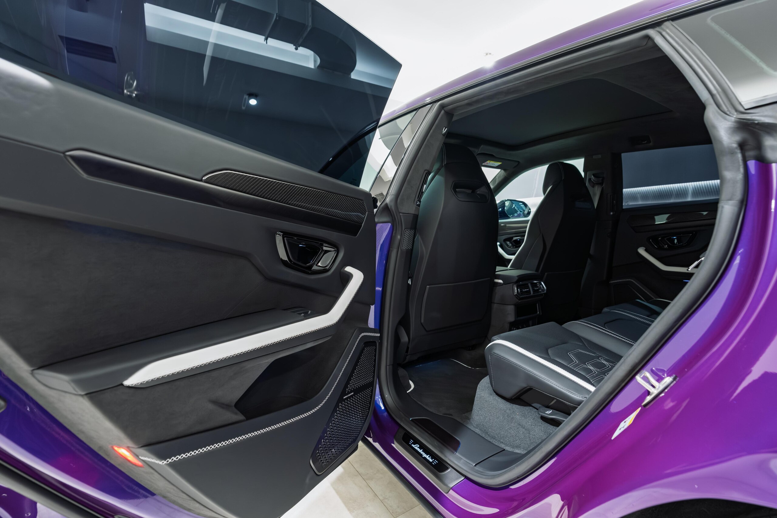 2025 Lamborghini Urus SE — Photo 14 / 31