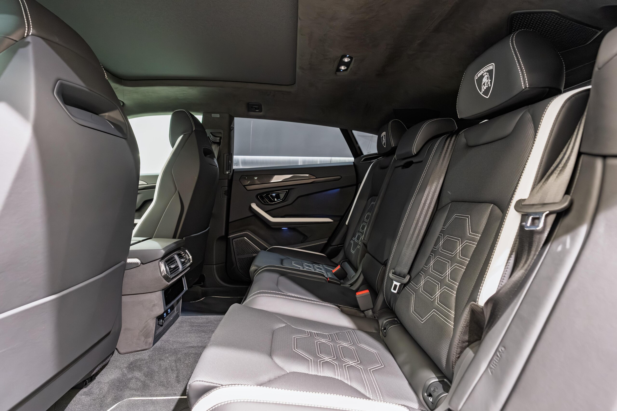 2025 Lamborghini Urus SE — Photo 15 / 31