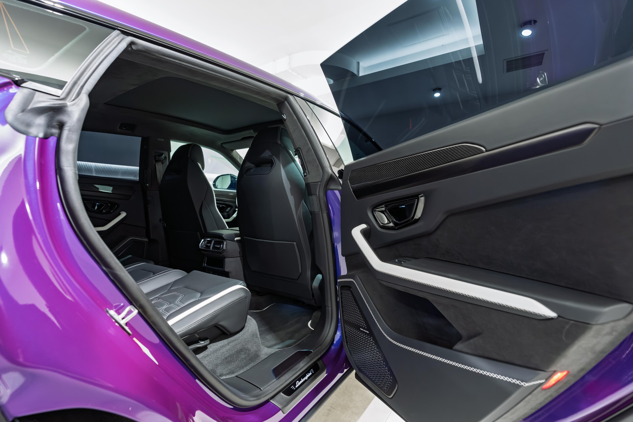 2025 Lamborghini Urus SE — Photo 16 / 31