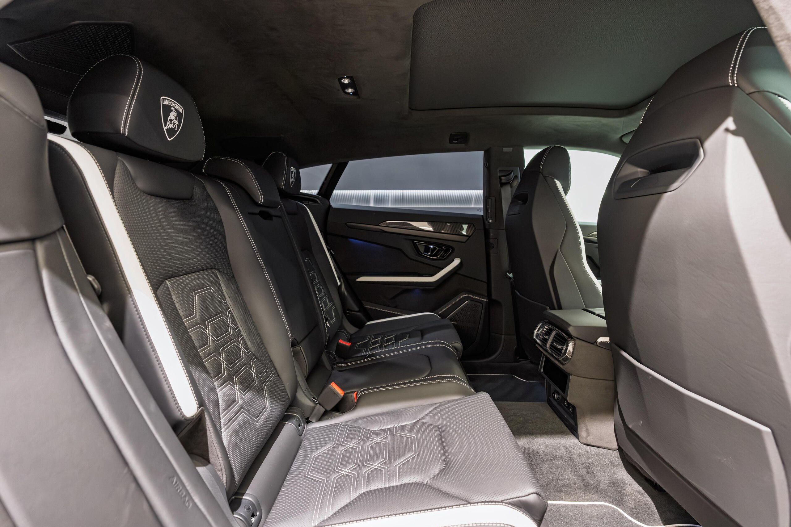 2025 Lamborghini Urus SE — Photo 17 / 31