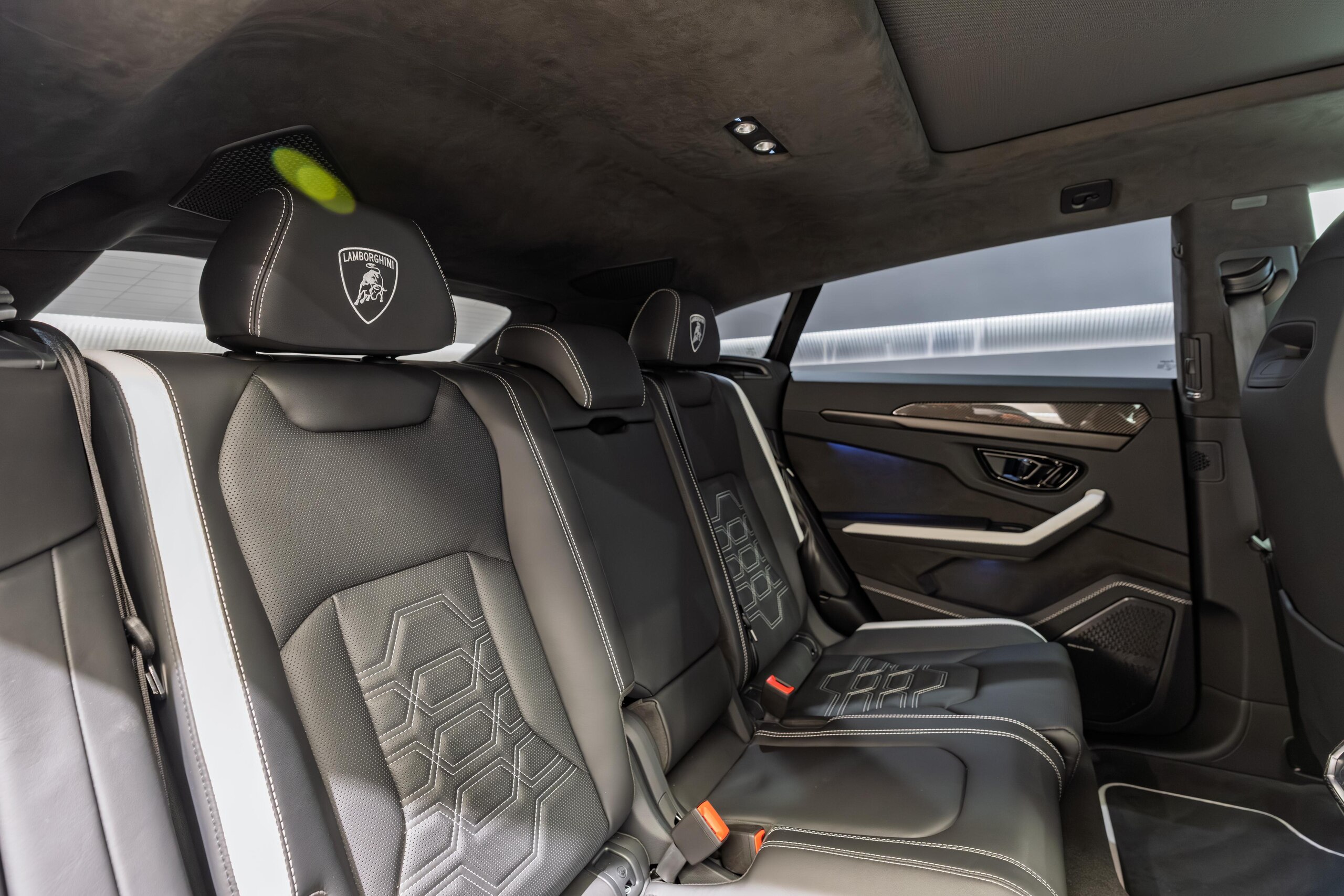 2025 Lamborghini Urus SE — Photo 18 / 31