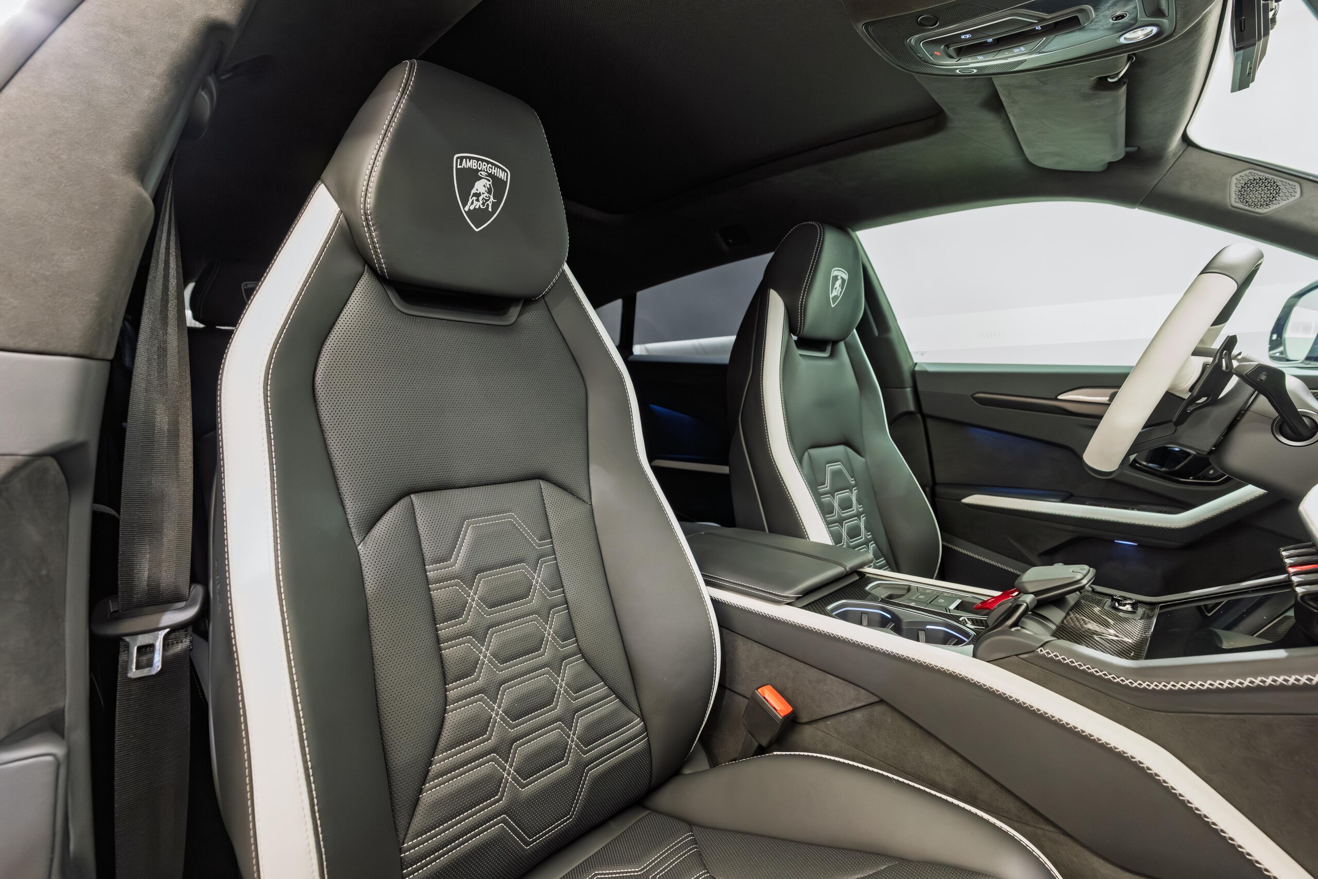 2025 Lamborghini Urus SE — Photo 19 / 31