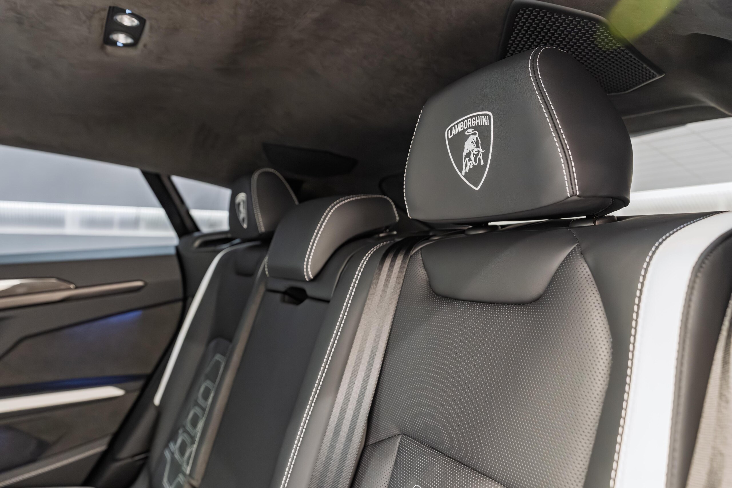 2025 Lamborghini Urus SE — Photo 20 / 31