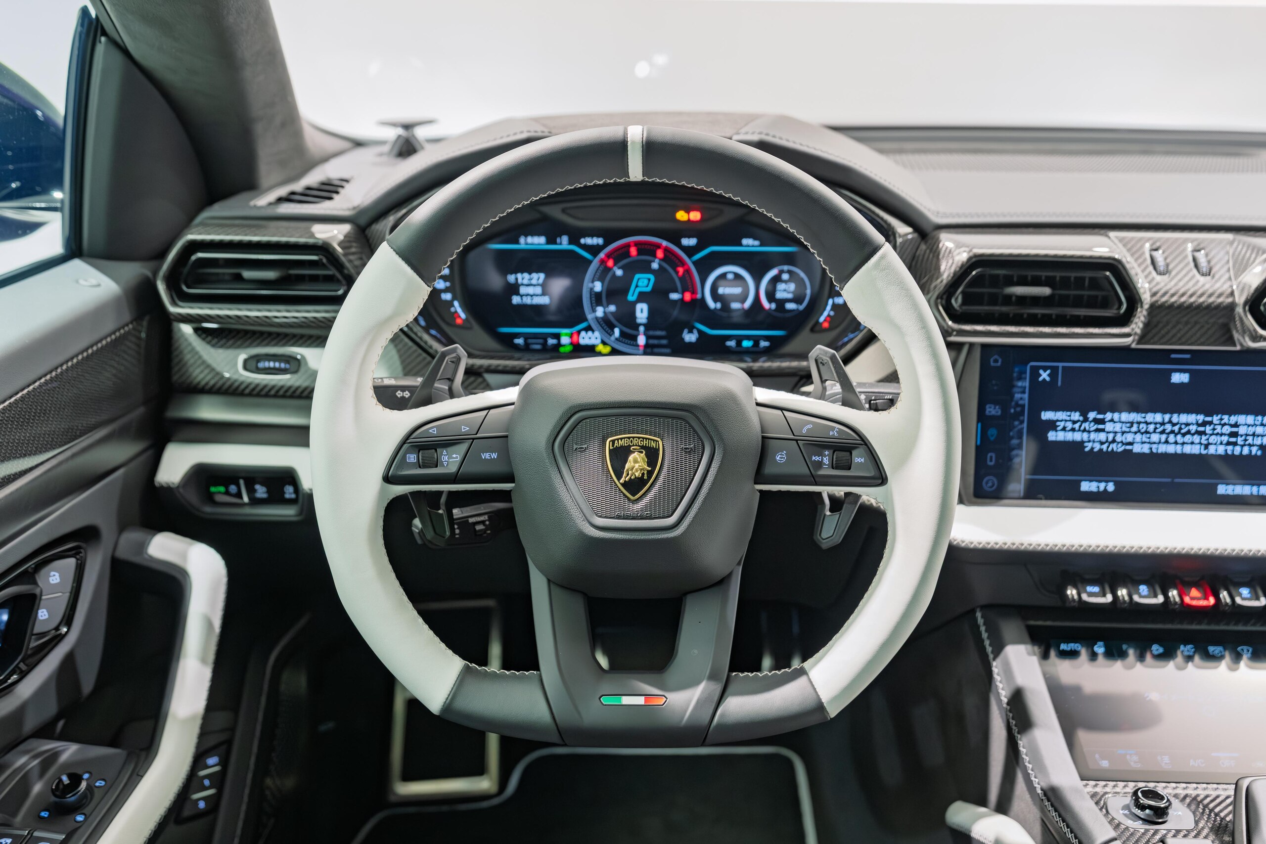 2025 Lamborghini Urus SE — Photo 21 / 31