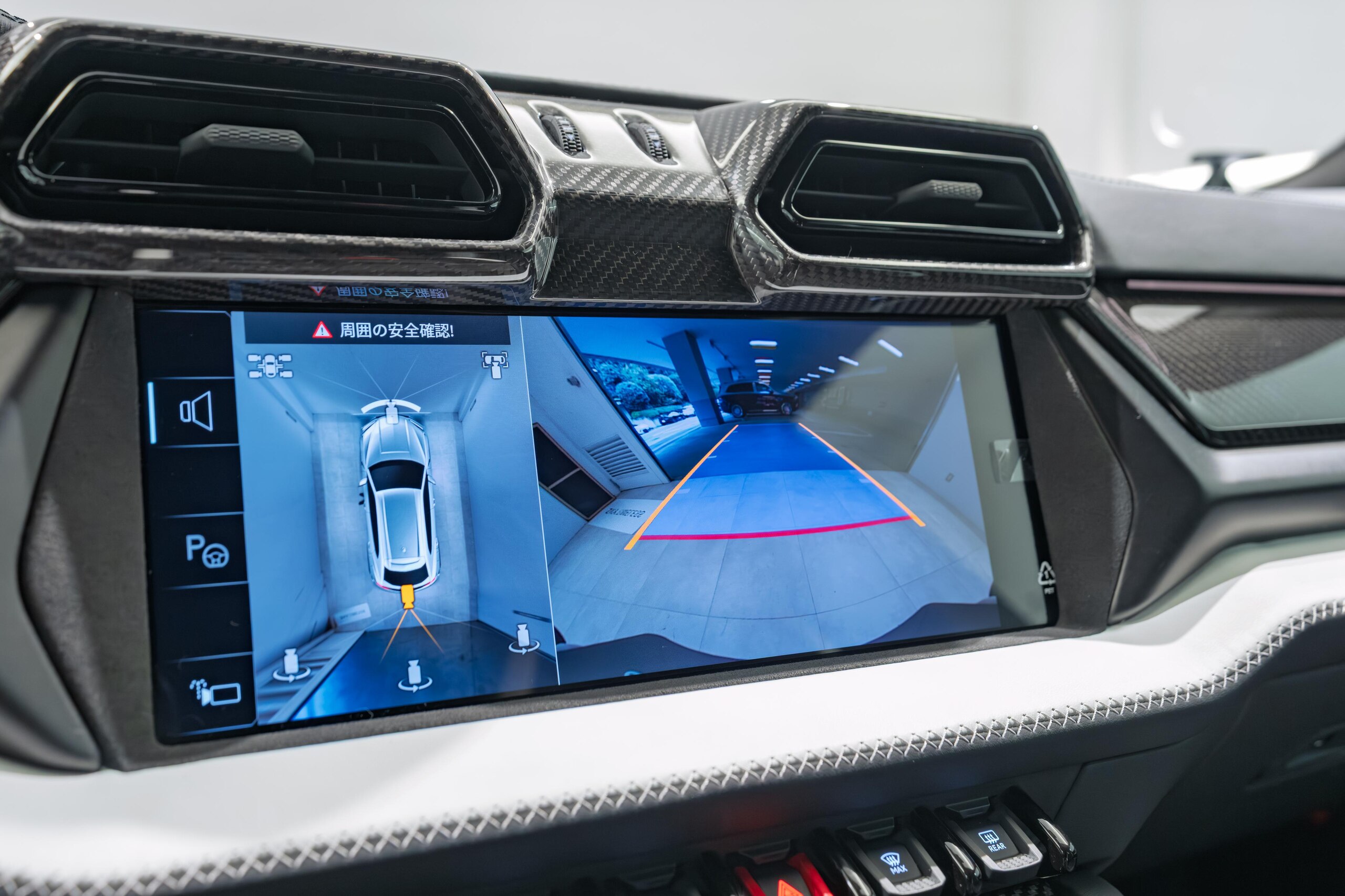 2025 Lamborghini Urus SE — Photo 23 / 31