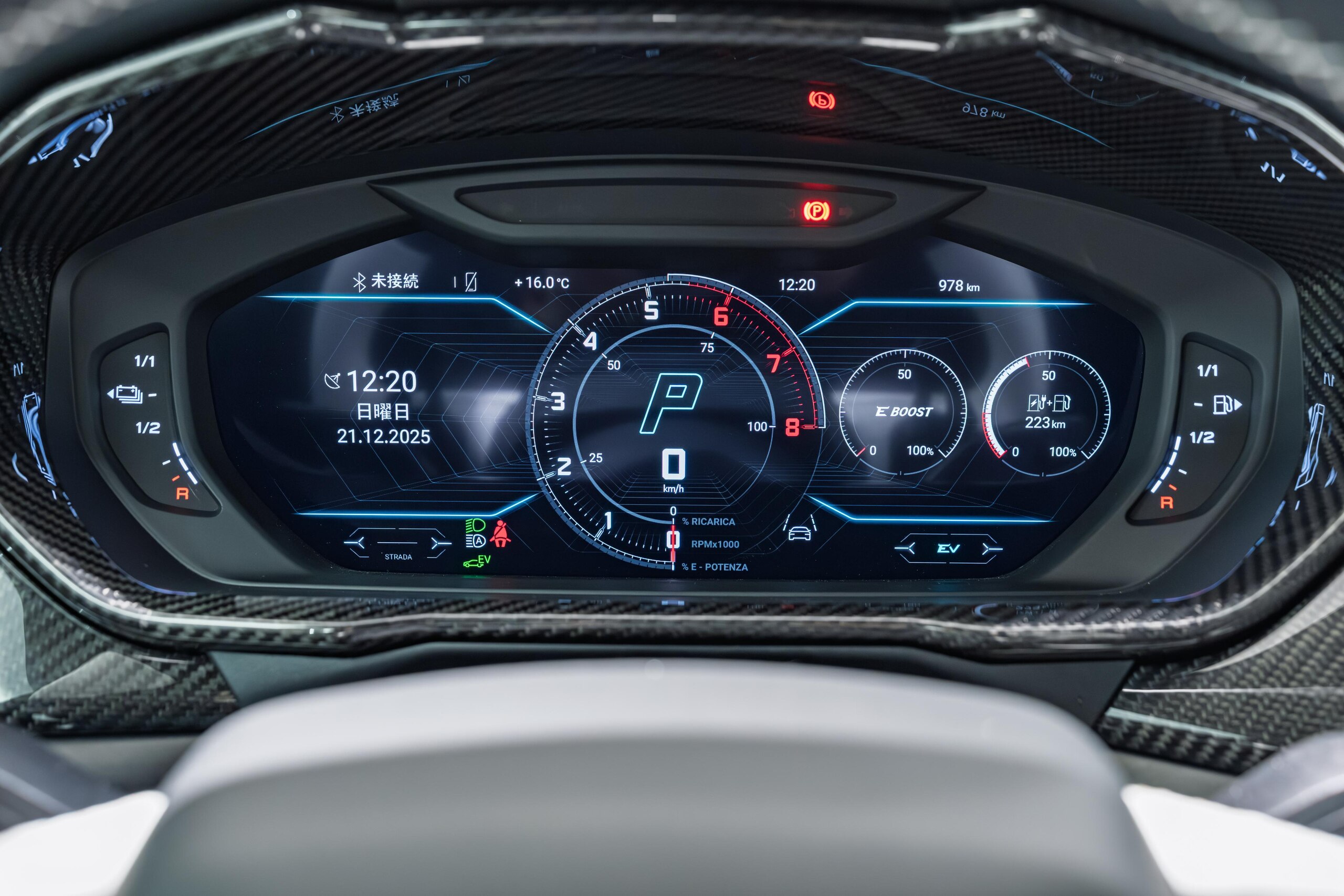 2025 Lamborghini Urus SE — Photo 25 / 31
