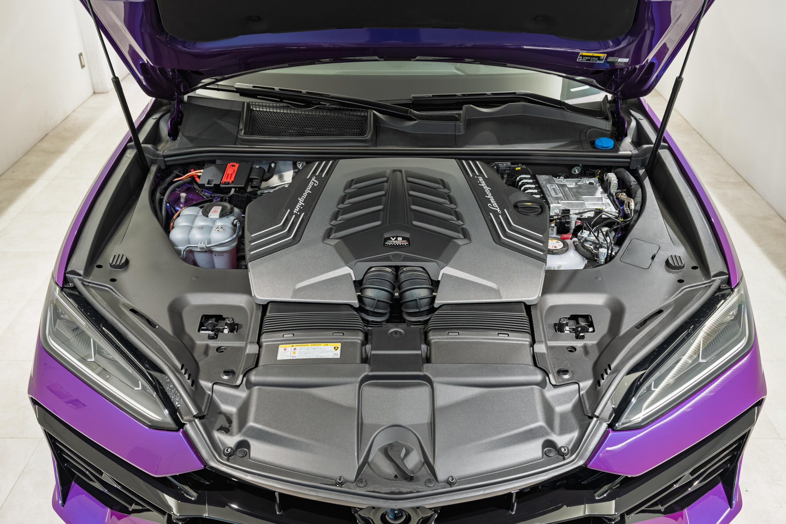 2025 Lamborghini Urus SE — Photo 28 / 31