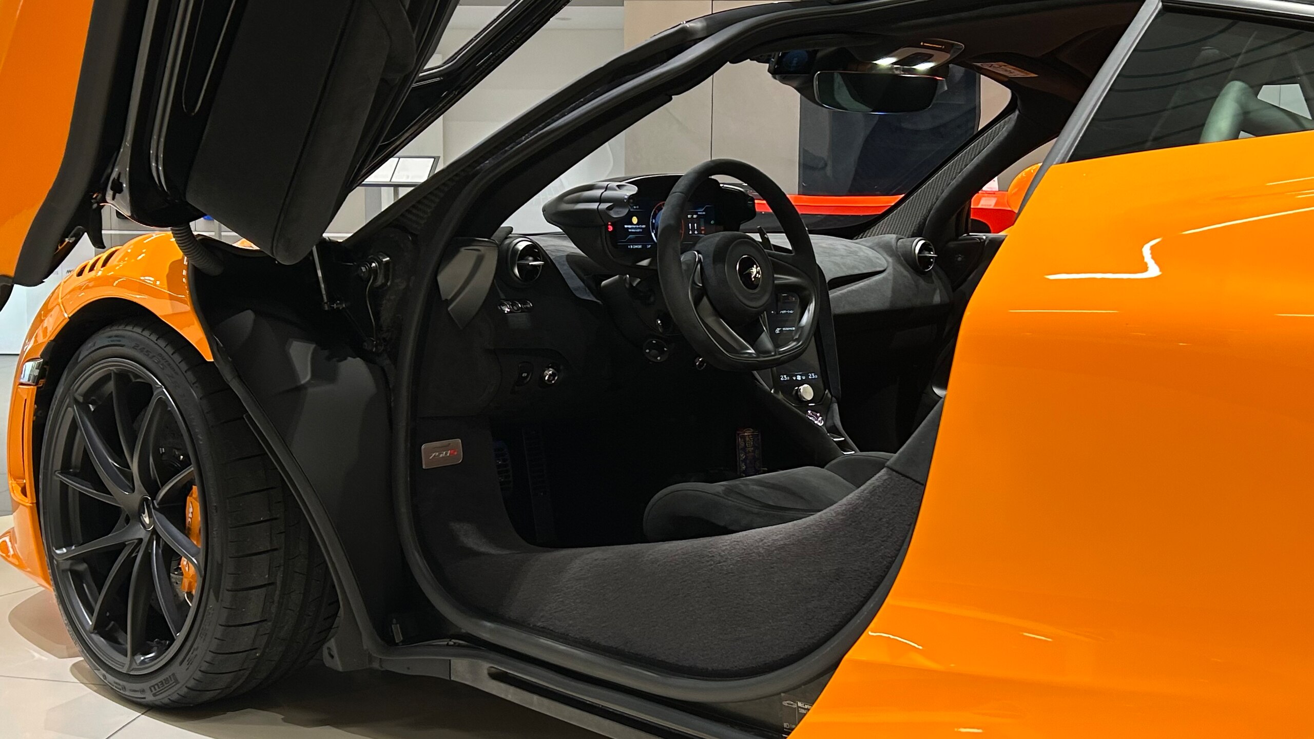 2025 McLaren 750S — Photo 6 / 14