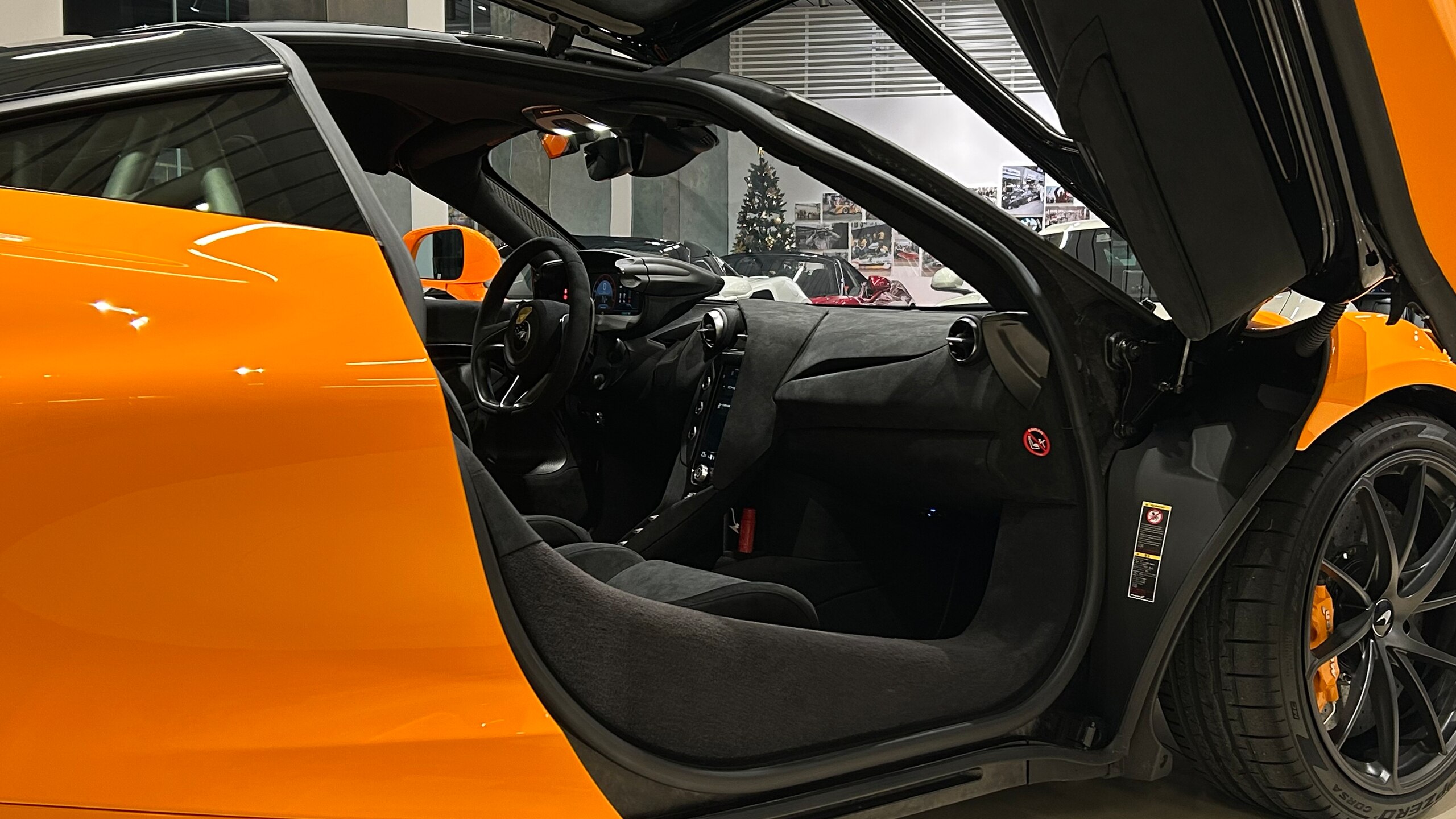 2025 McLaren 750S — Photo 11 / 14