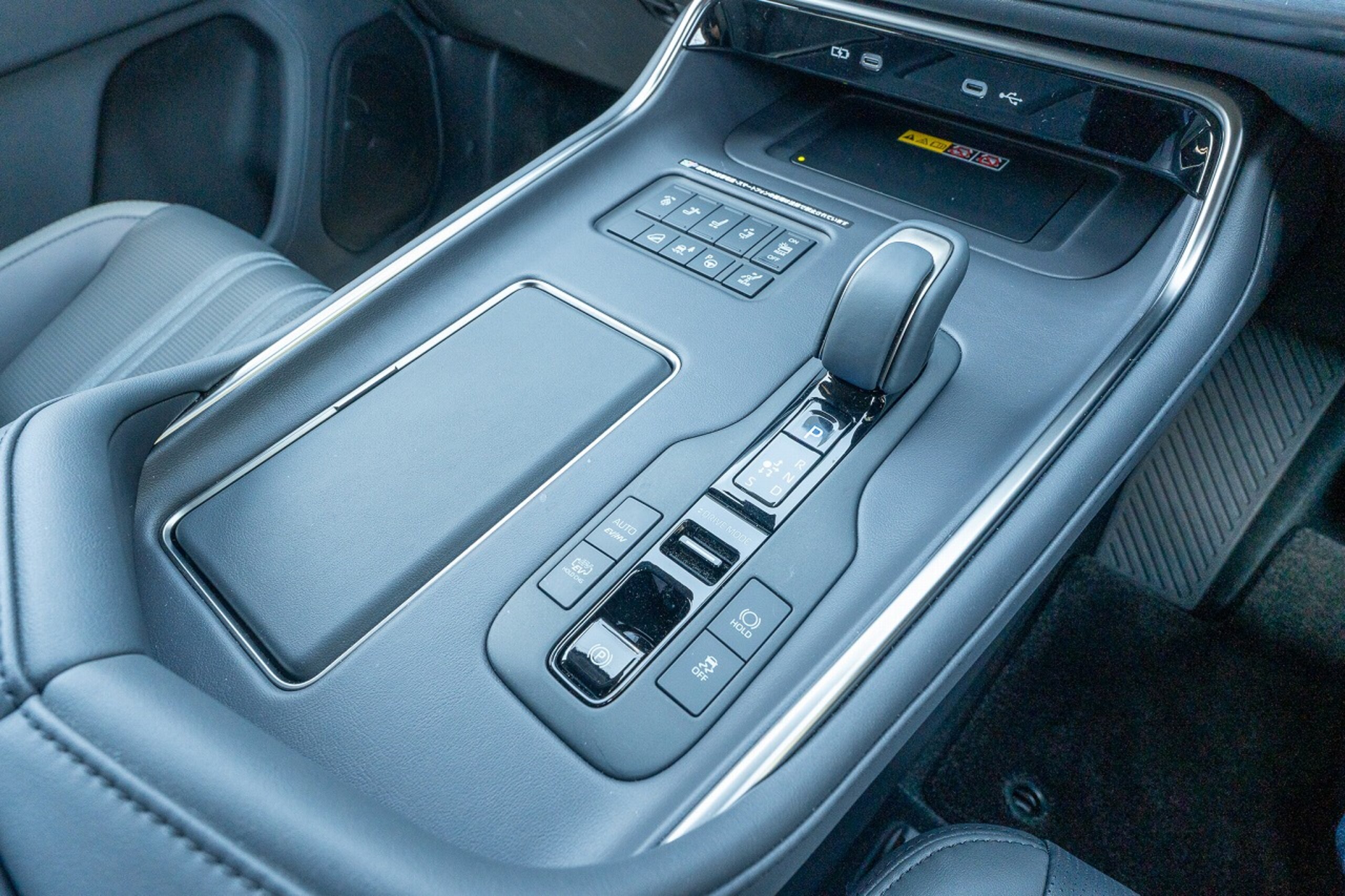 2025 Toyota Century — Photo 8 / 37